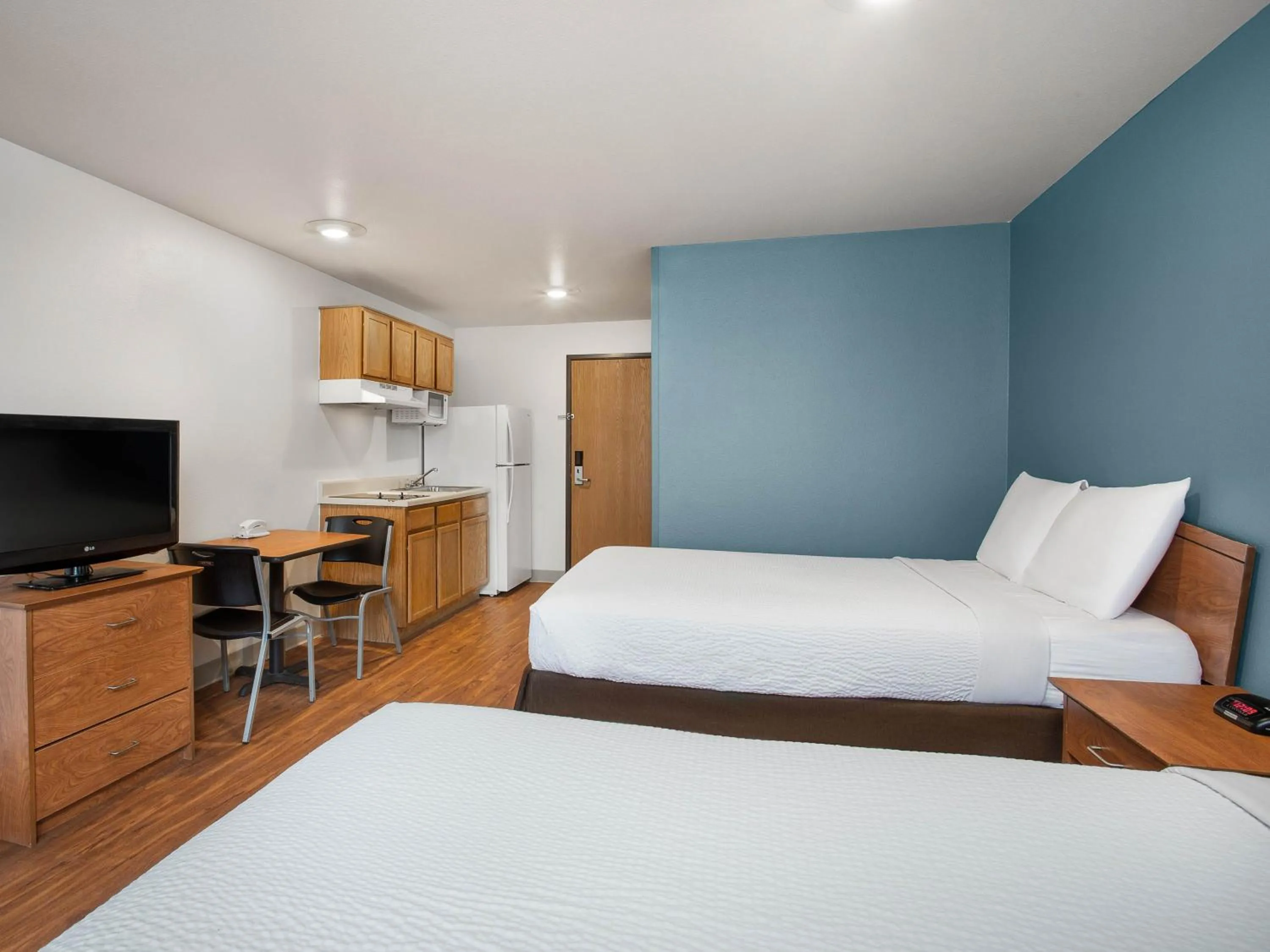 Bed in Extended Stay America Select Suites - Charleston - Ashley Phosphate Rd