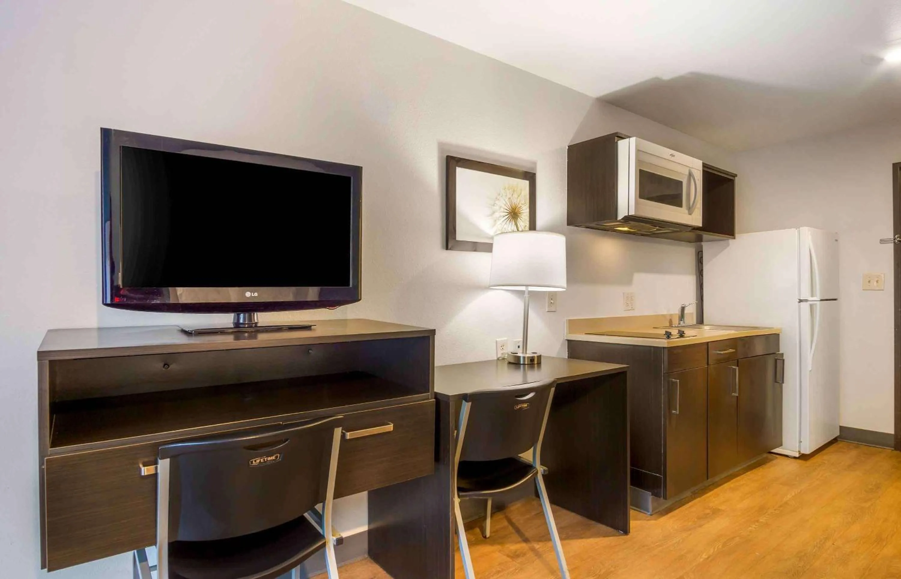 Bedroom in Extended Stay America Select Suites - Charleston - Ashley Phosphate Rd