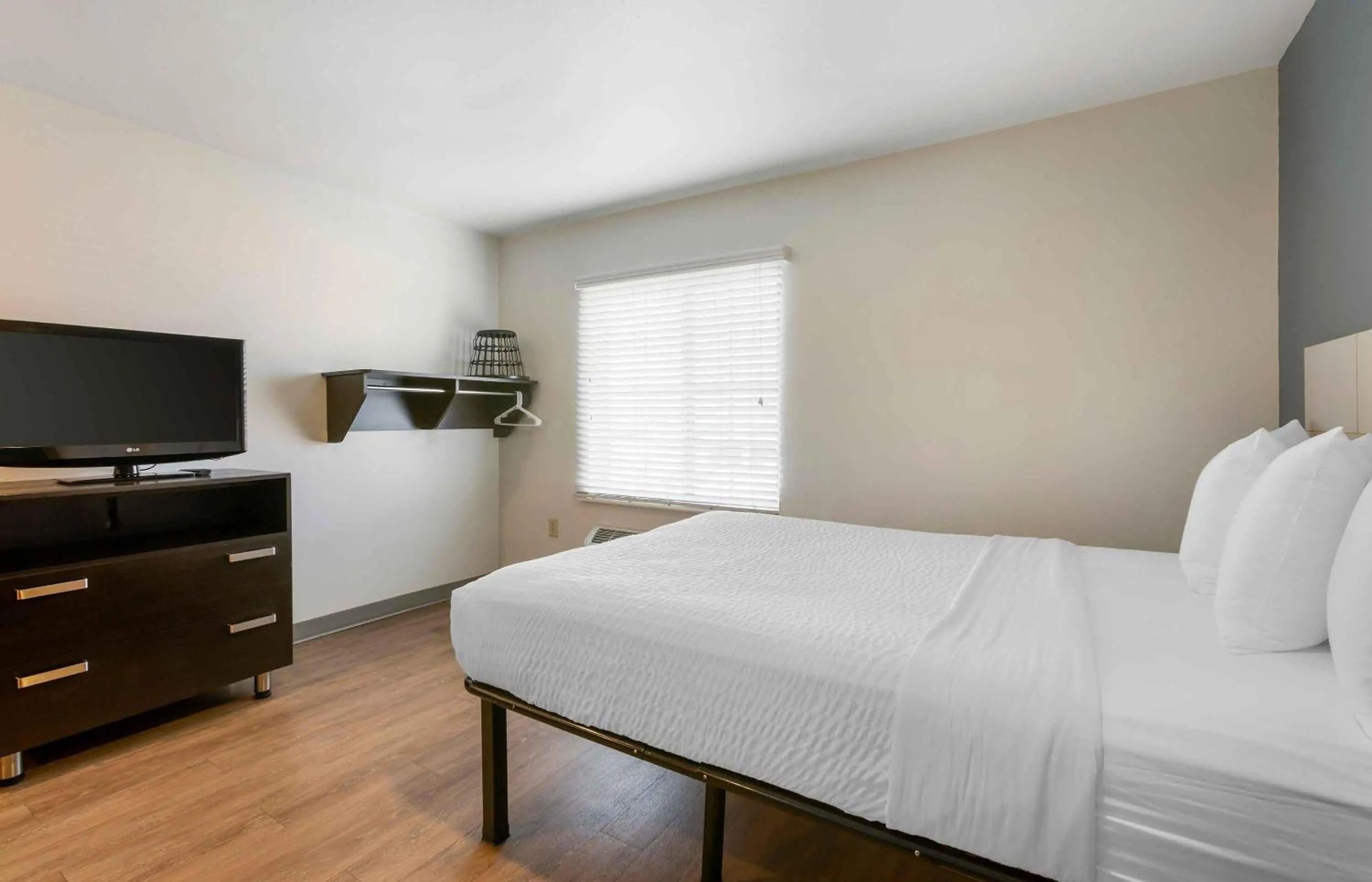 Bedroom, Bed in Extended Stay America Select Suites - Phoenix - North