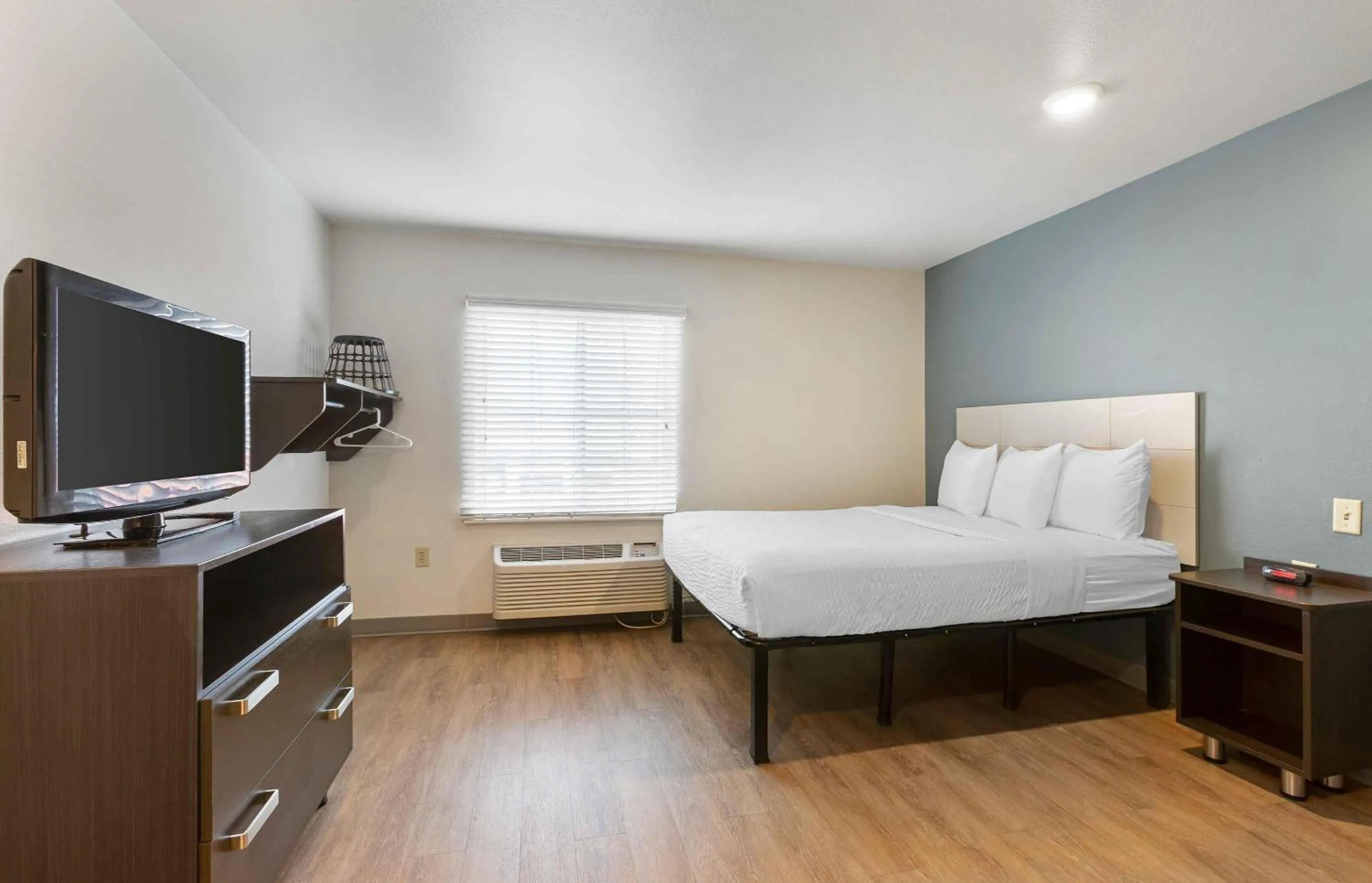 Bedroom, Bed in Extended Stay America Select Suites - Phoenix - North