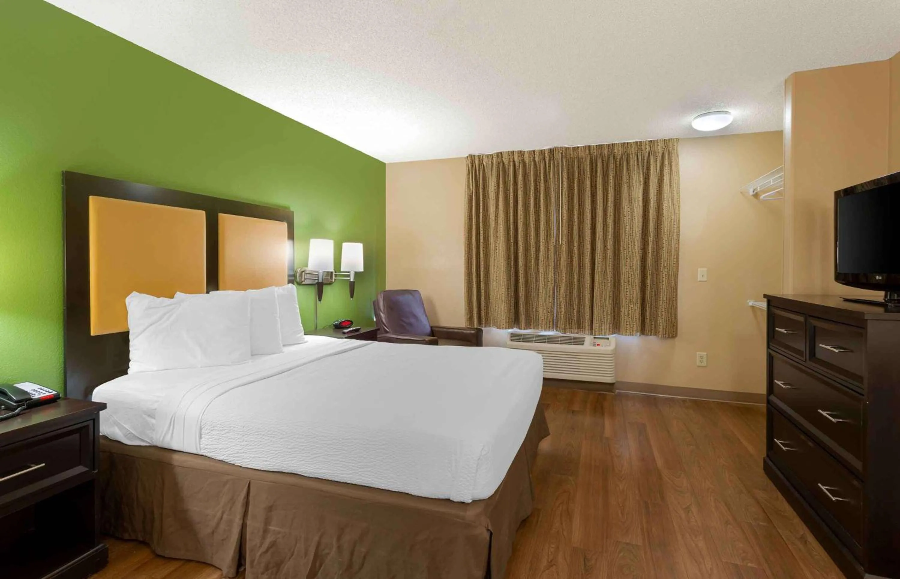 Bedroom, Bed in Extended Stay America Select Suites - Salt Lake City - Sandy