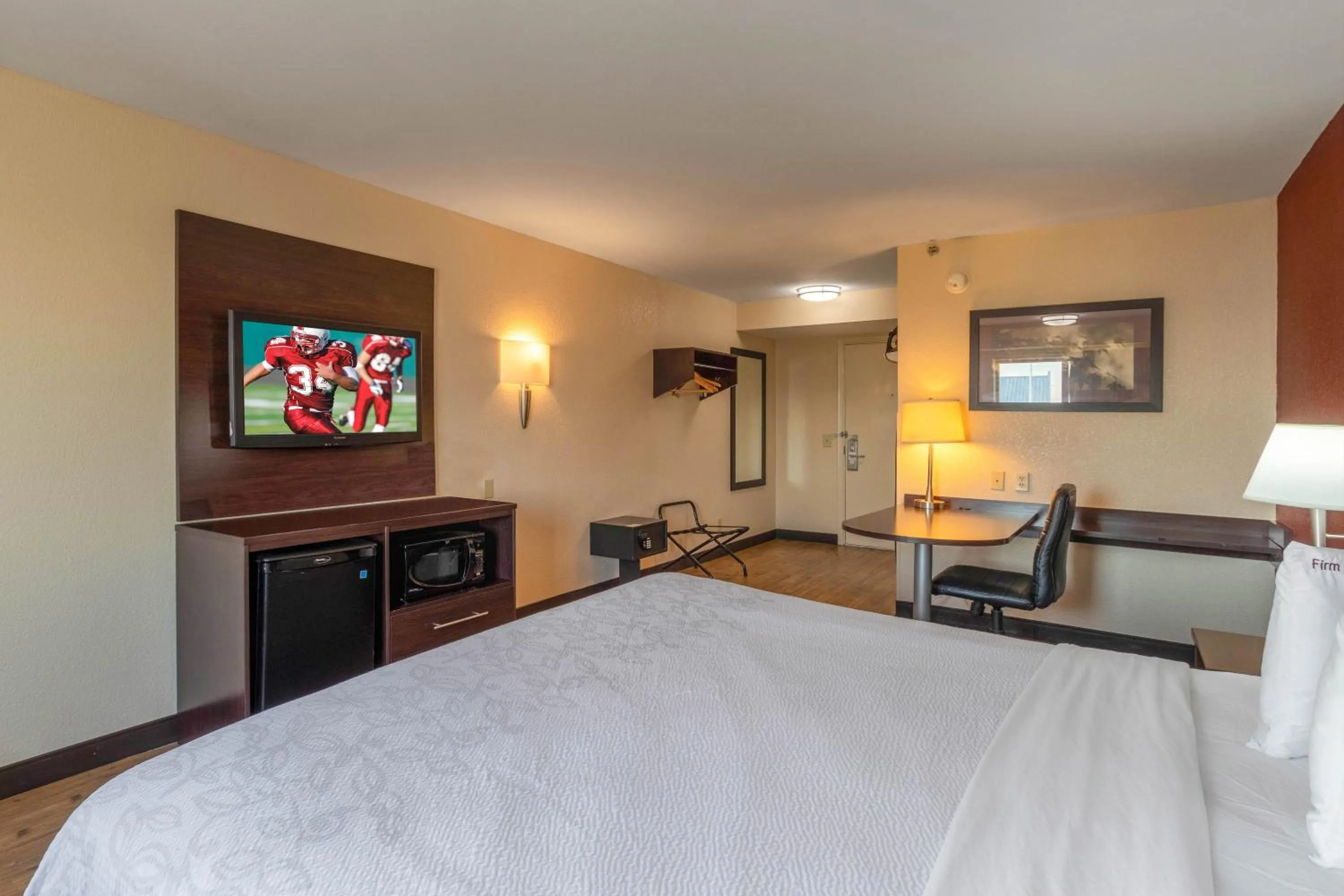 Bedroom, Bed in Red Roof Inn PLUS+ El Paso East