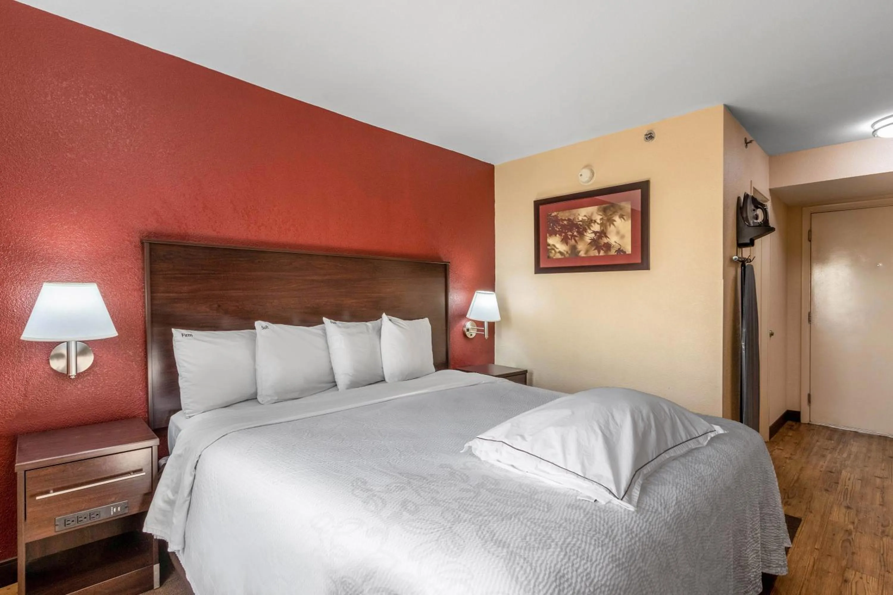 Photo of the whole room, Bed in Red Roof Inn PLUS+ El Paso East