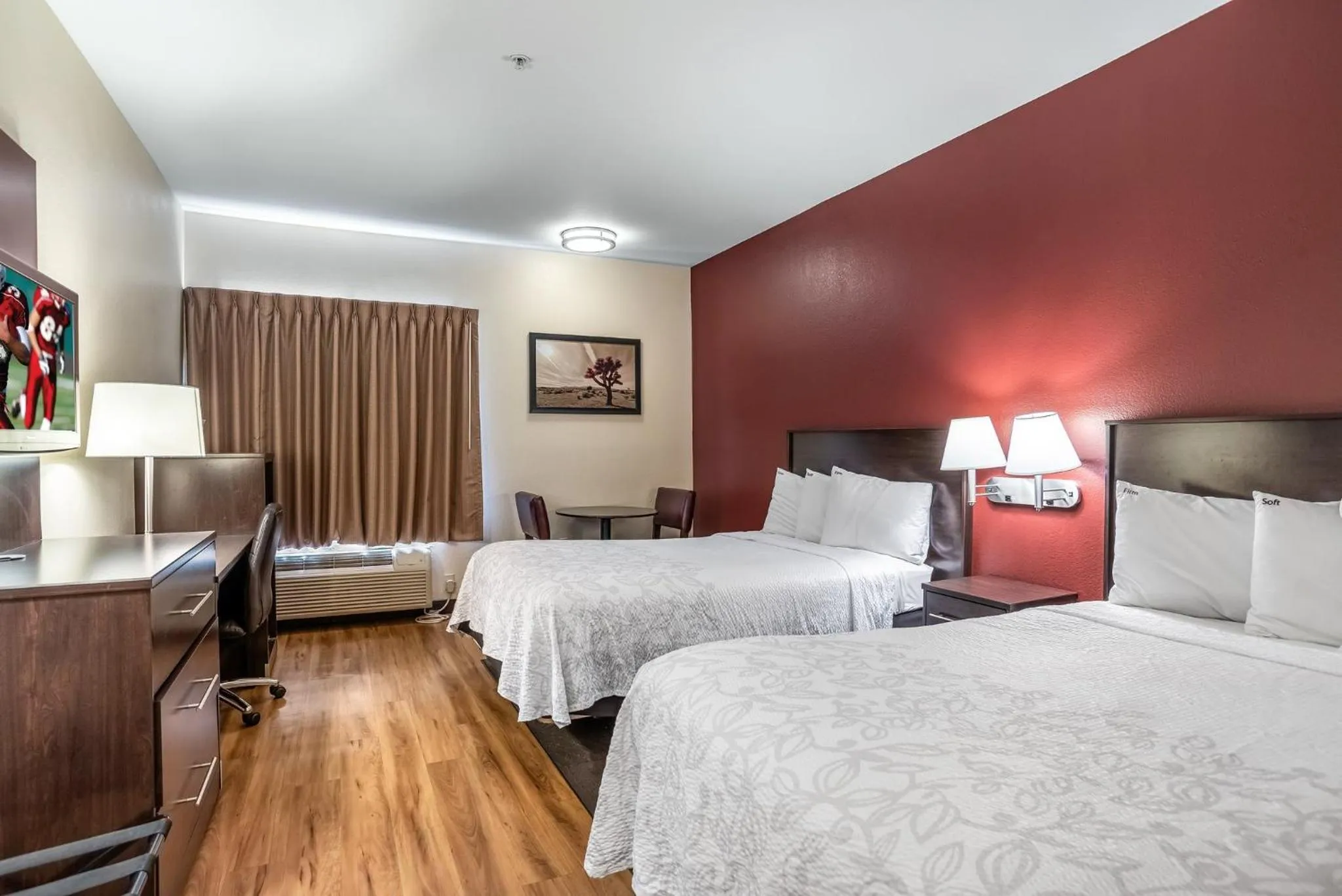 Photo of the whole room, Bed in Red Roof Inn PLUS+ Houston - Energy Corridor