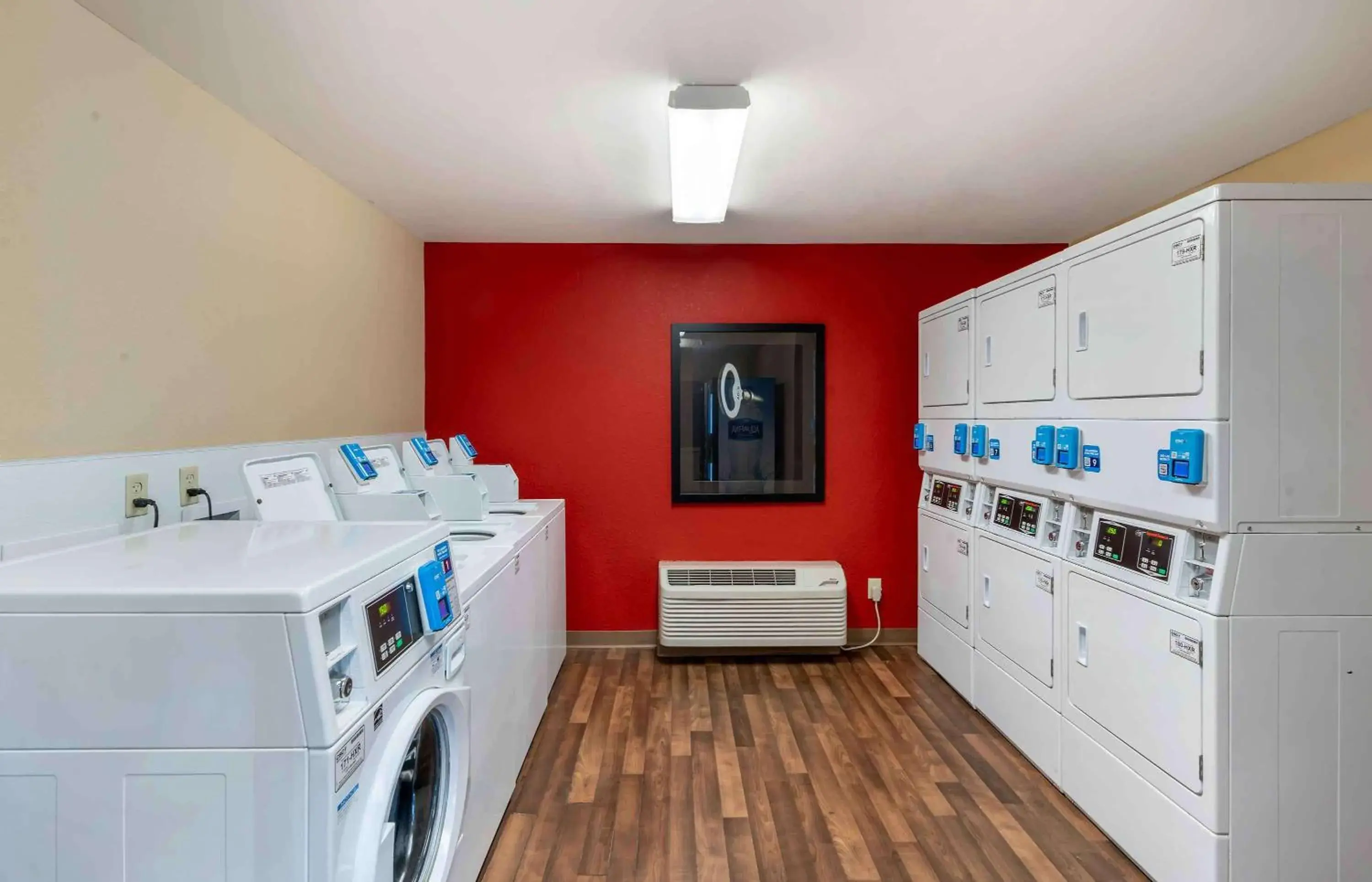 Property building in Extended Stay America Suites - Portland - Beaverton Hillsboro - Eider Ct Property building in Extended Stay America Suites - Portland - Beaverton Hillsboro - Eider Ct