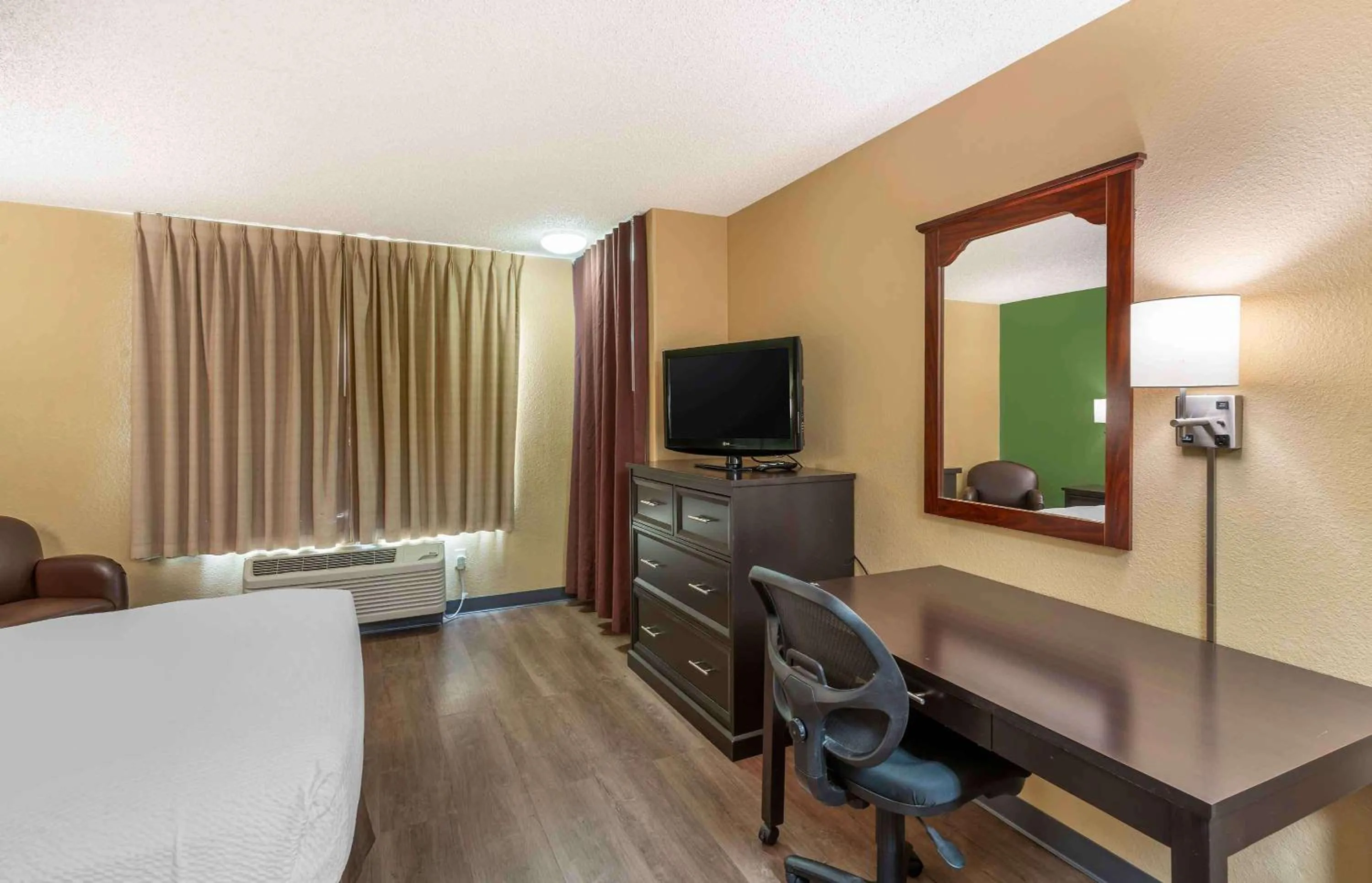 Bedroom, Bed in Extended Stay America Suites - Portland - Beaverton Hillsboro - Eider Ct