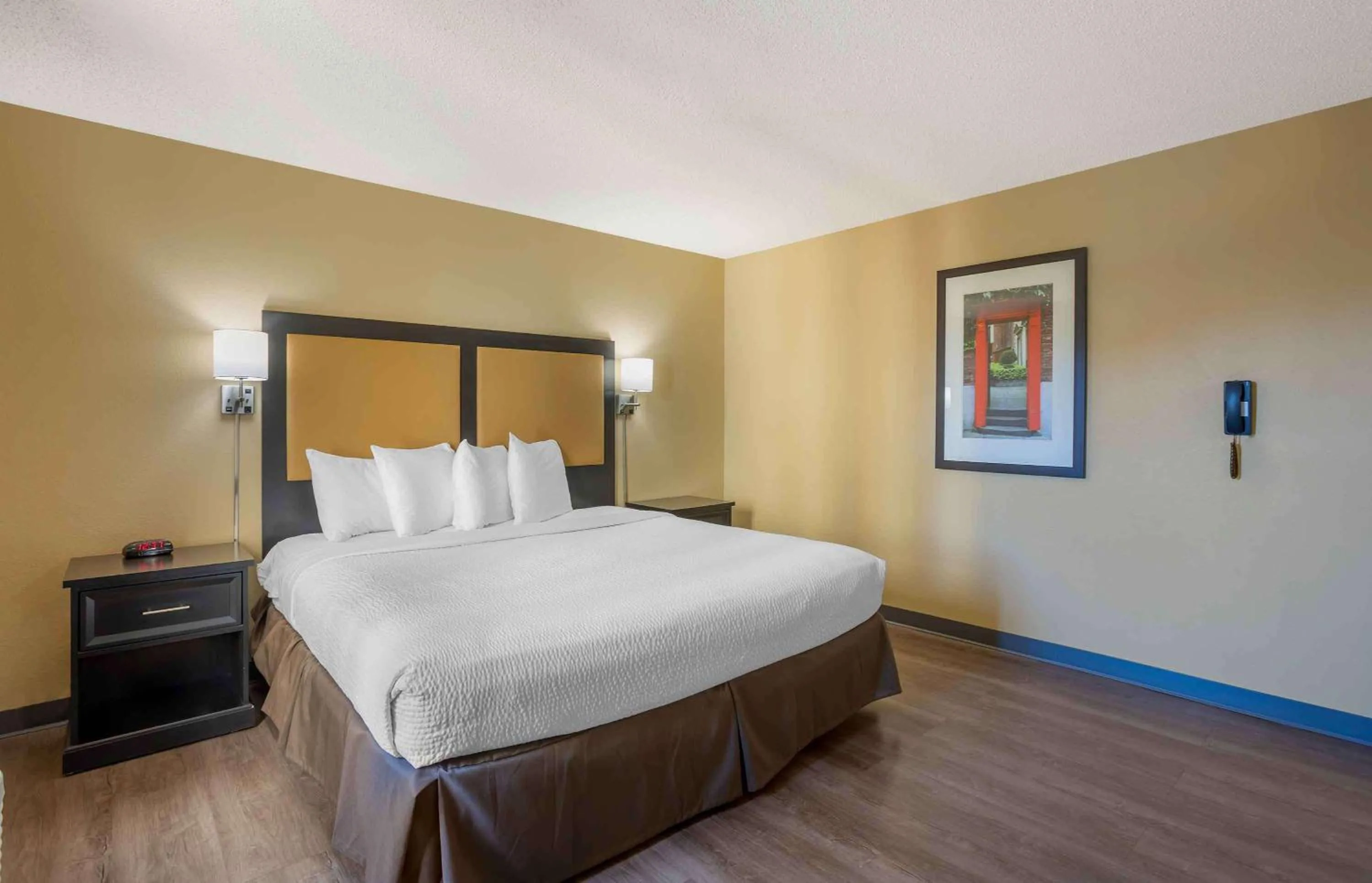Bedroom, Bed in Extended Stay America Suites - Portland - Beaverton Hillsboro - Eider Ct