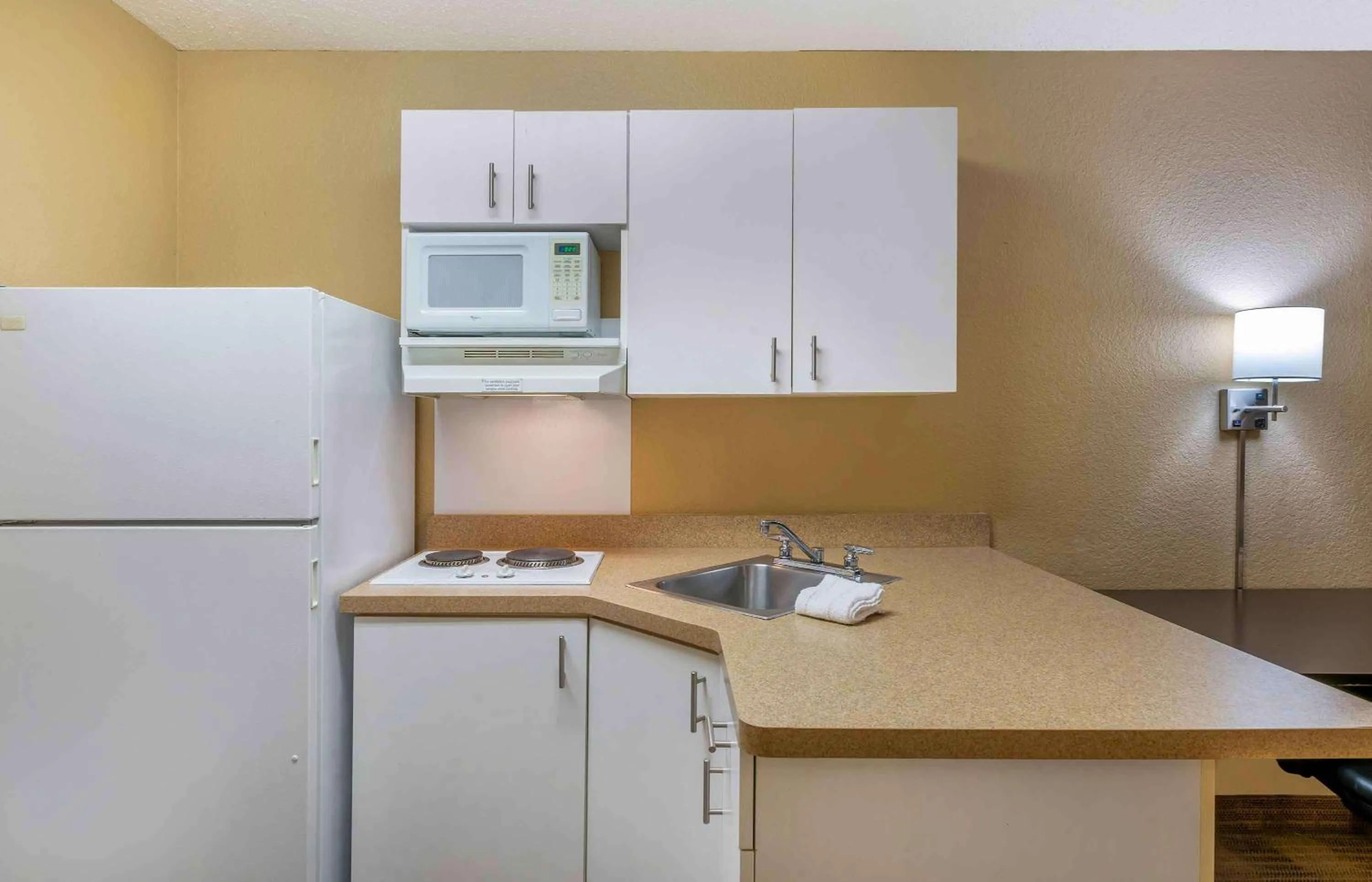Kitchen or kitchenette in Extended Stay America Suites - Portland - Beaverton Hillsboro - Eider Ct