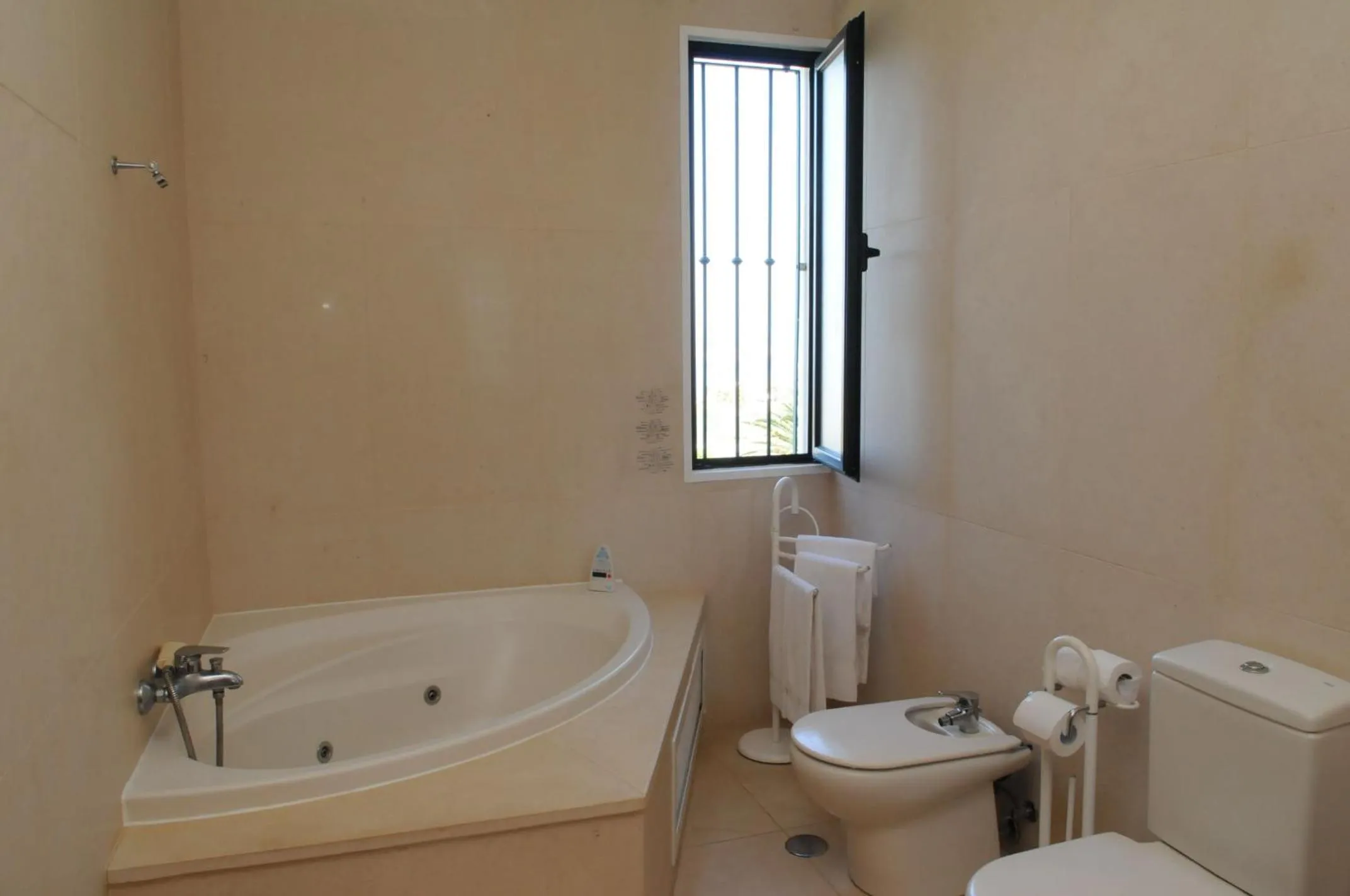 Bathroom in An uninterrupted 180 overlooking the Atlantic Ocean