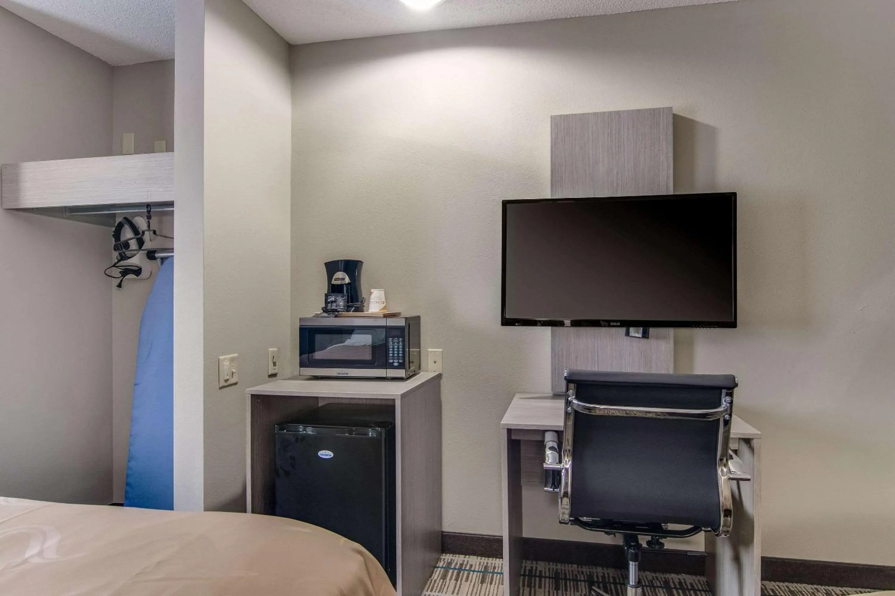 Photo of the whole room in Quality Inn & Suites Grove City-Outlet Mall