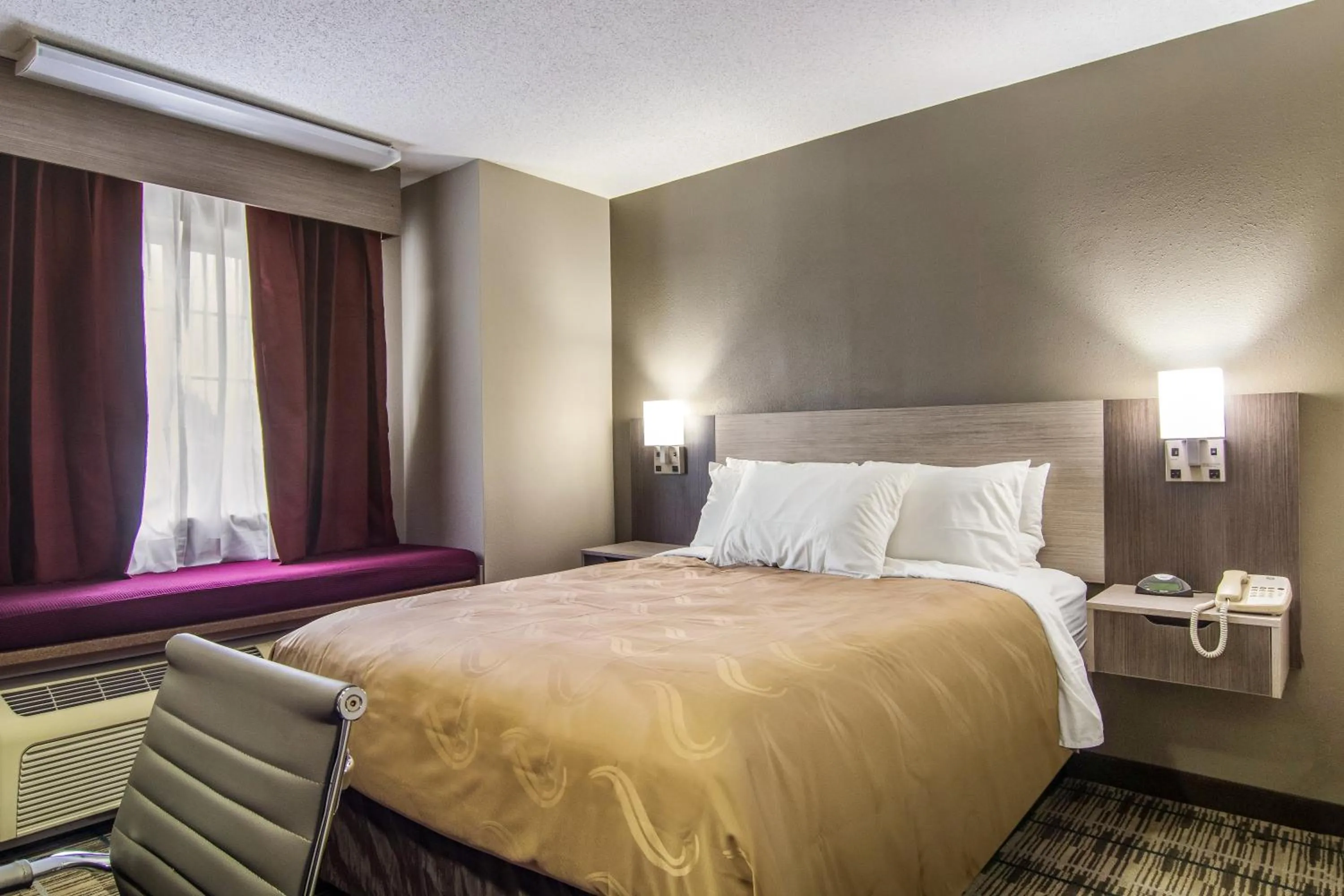 Bed in Quality Inn & Suites Grove City-Outlet Mall