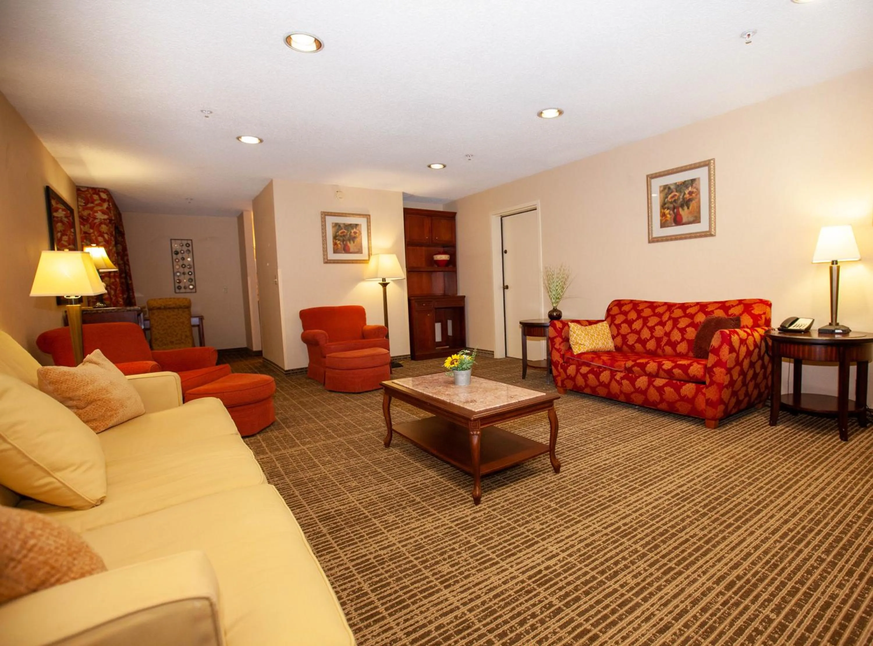 Living room in Baymont by Wyndham Knoxville/Cedar Bluff