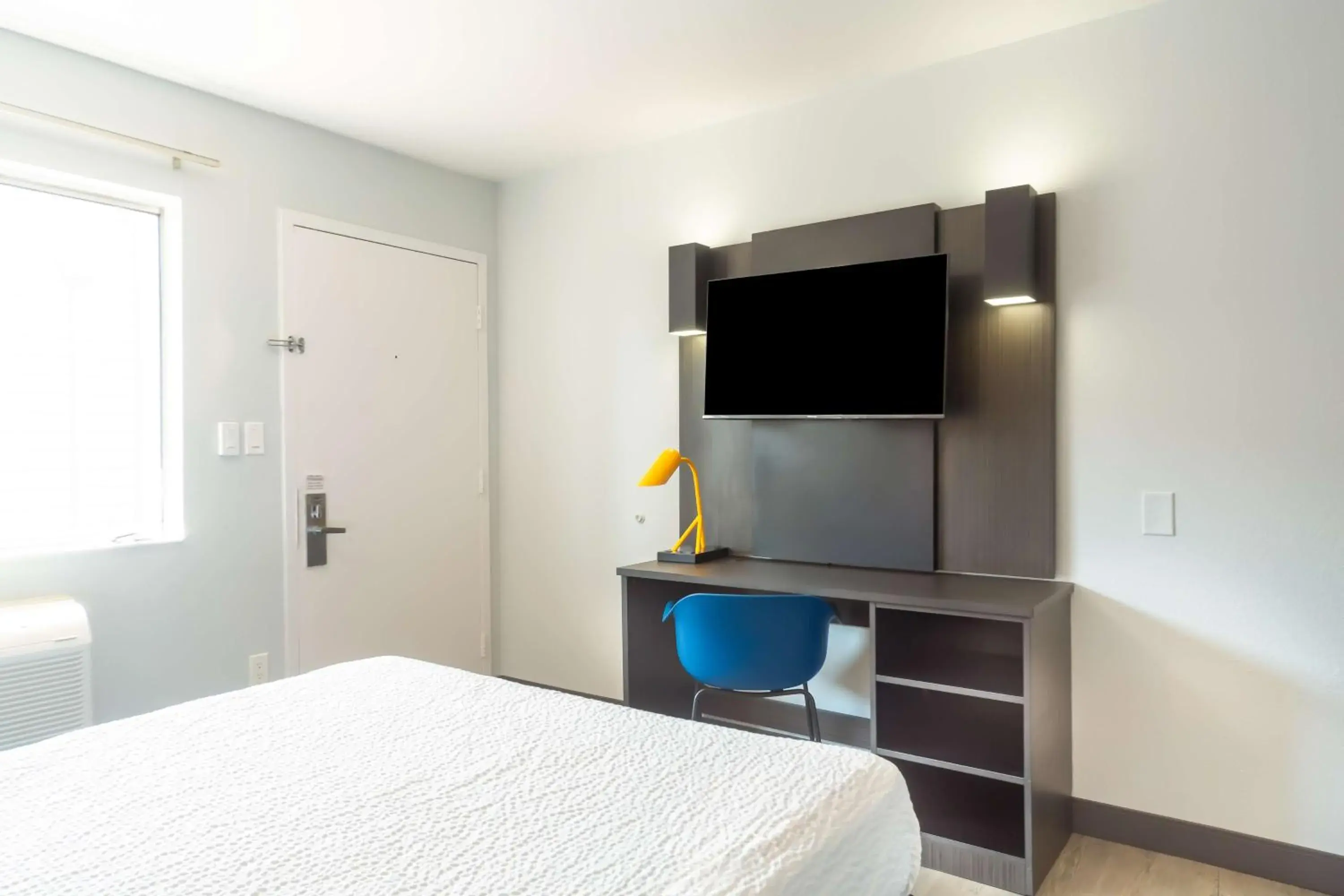 Bedroom, Bed in Motel 6-Del Rio, TX Bedroom, Bed in Motel 6-Del Rio, TX