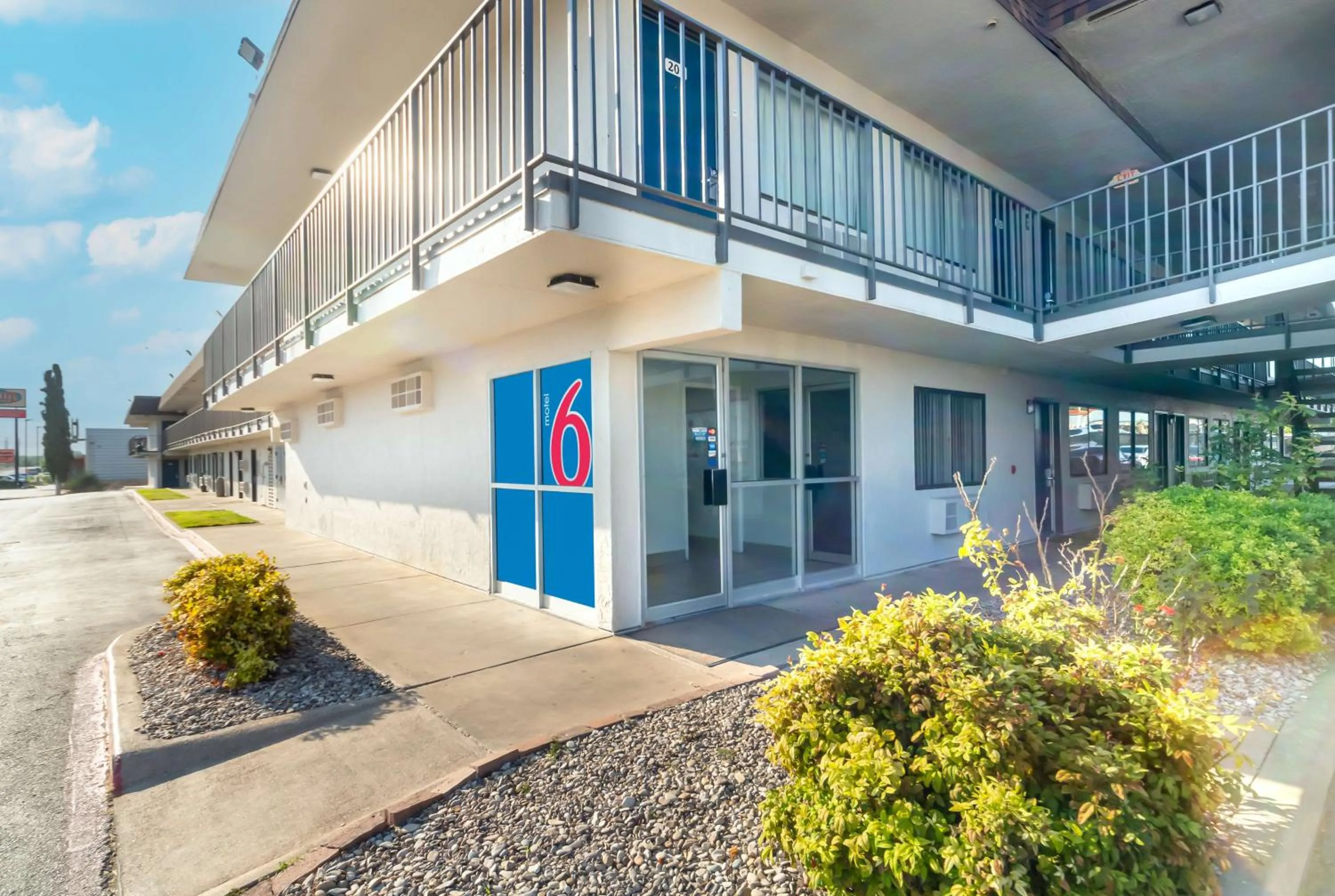 Property building in Motel 6-Del Rio, TX