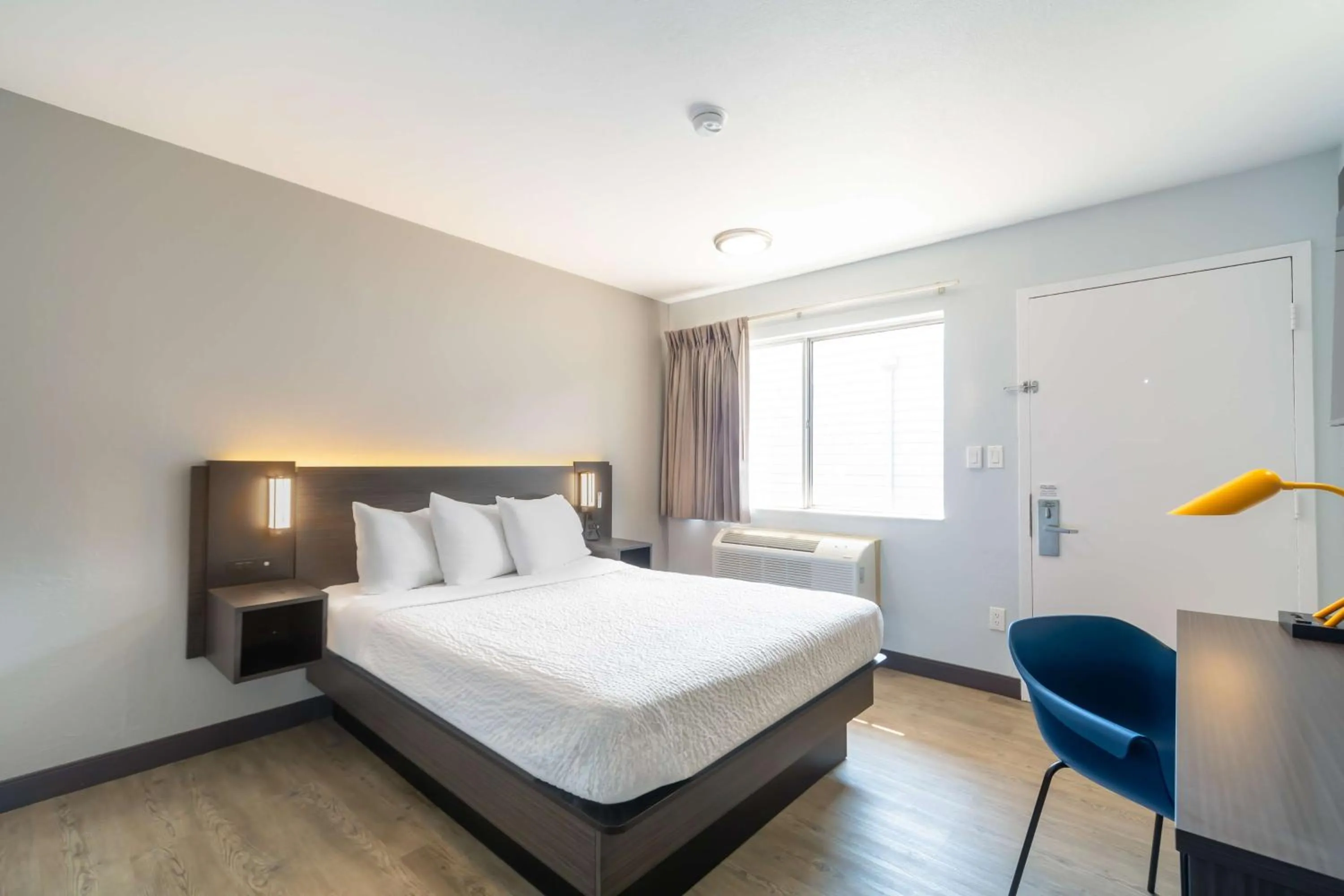 Bedroom, Bed in Motel 6-Del Rio, TX