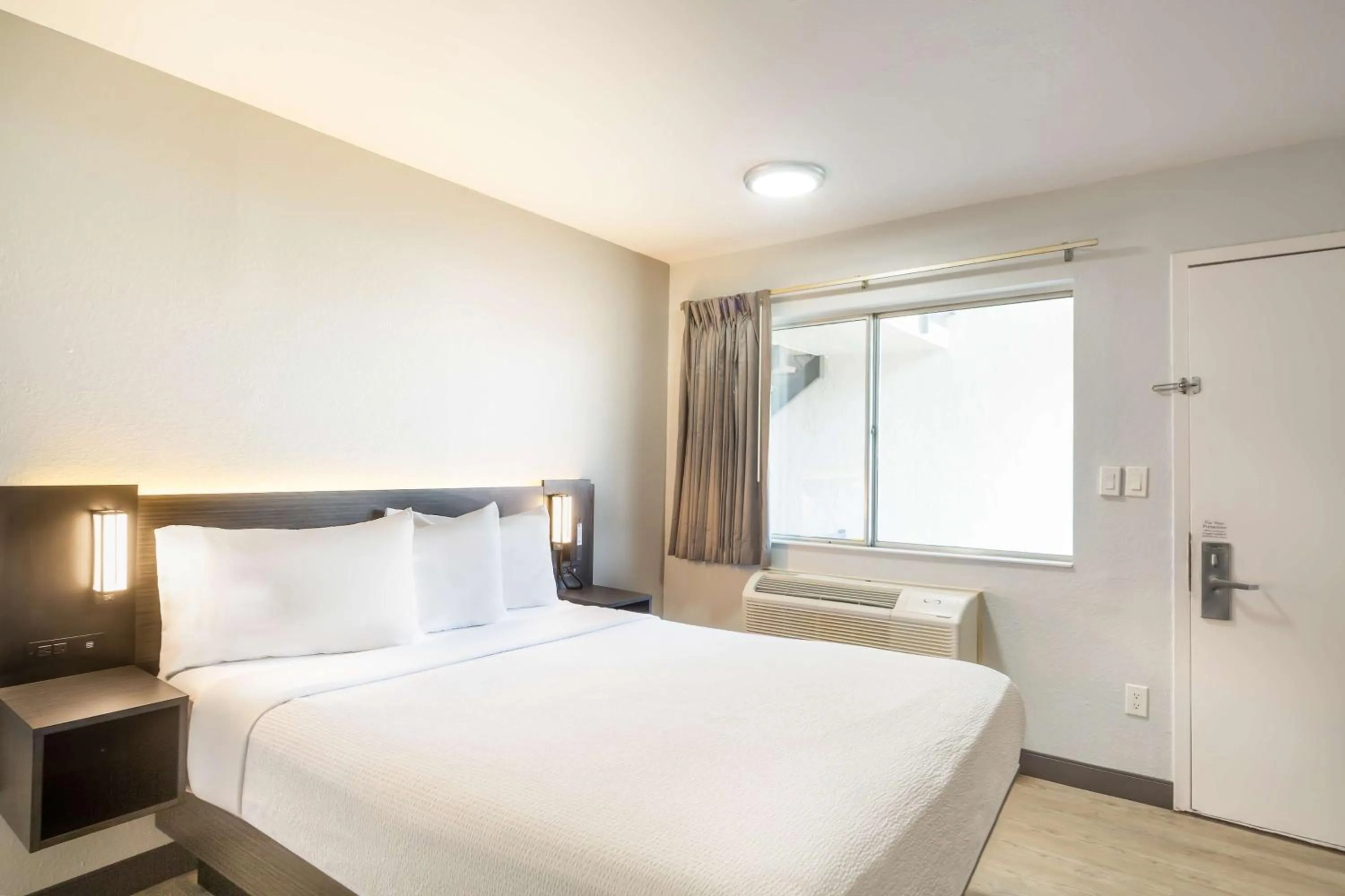 Bedroom, Bed in Motel 6-Del Rio, TX