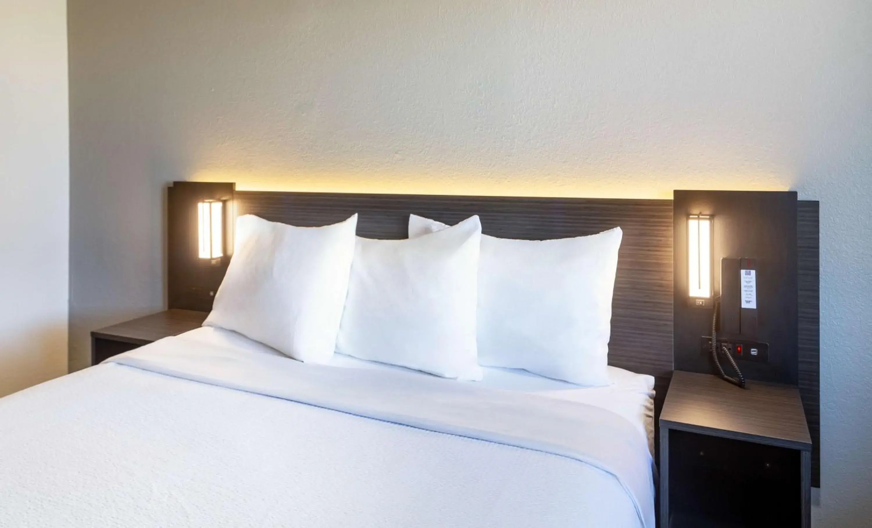 Deluxe Queen Room - Non-Smoking in Motel 6-Del Rio, TX Deluxe Queen Room - Non-Smoking in Motel 6-Del Rio, TX