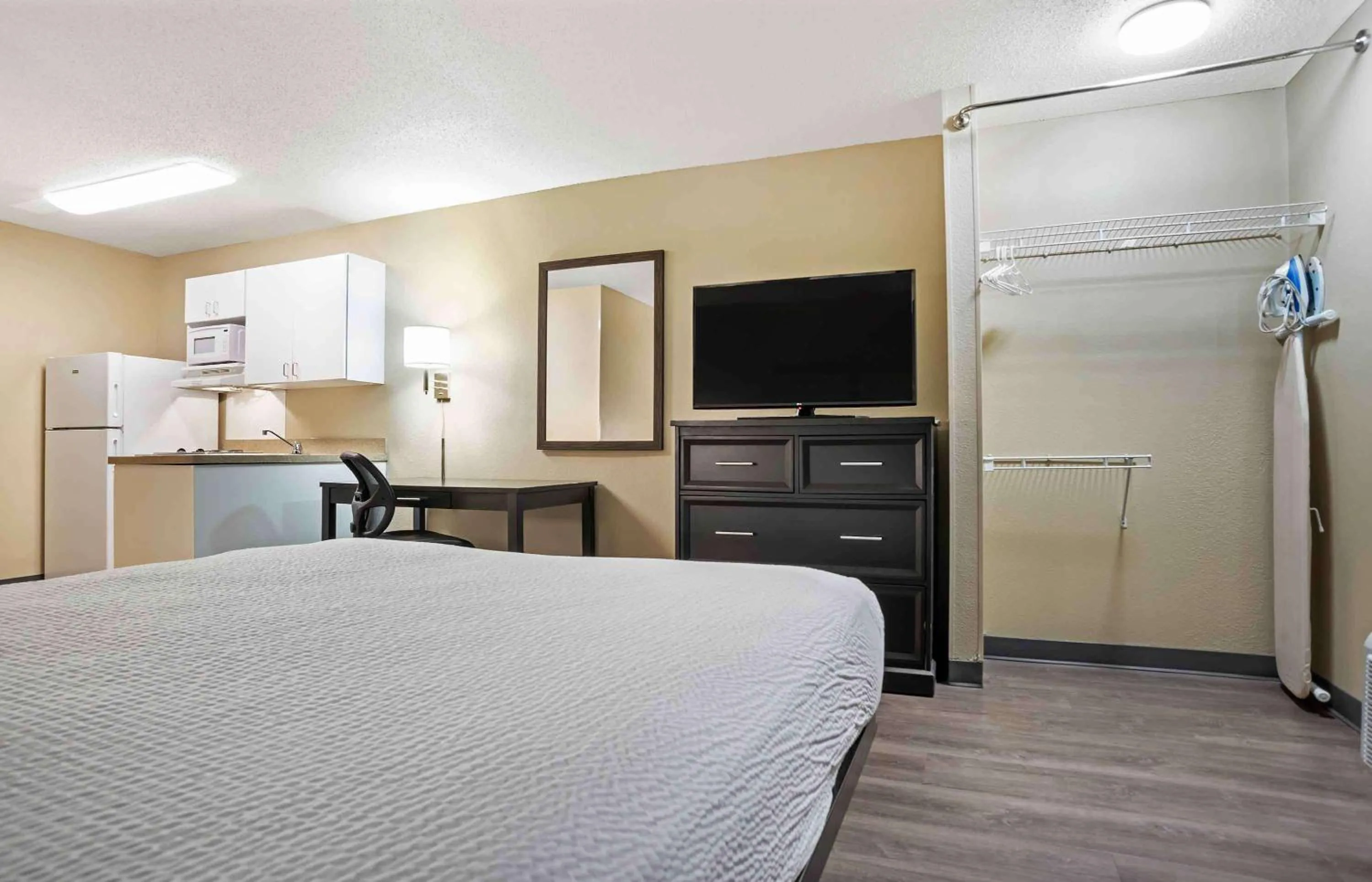 Bedroom, Bed in Extended Stay America Select Suites - New Orleans - Airport