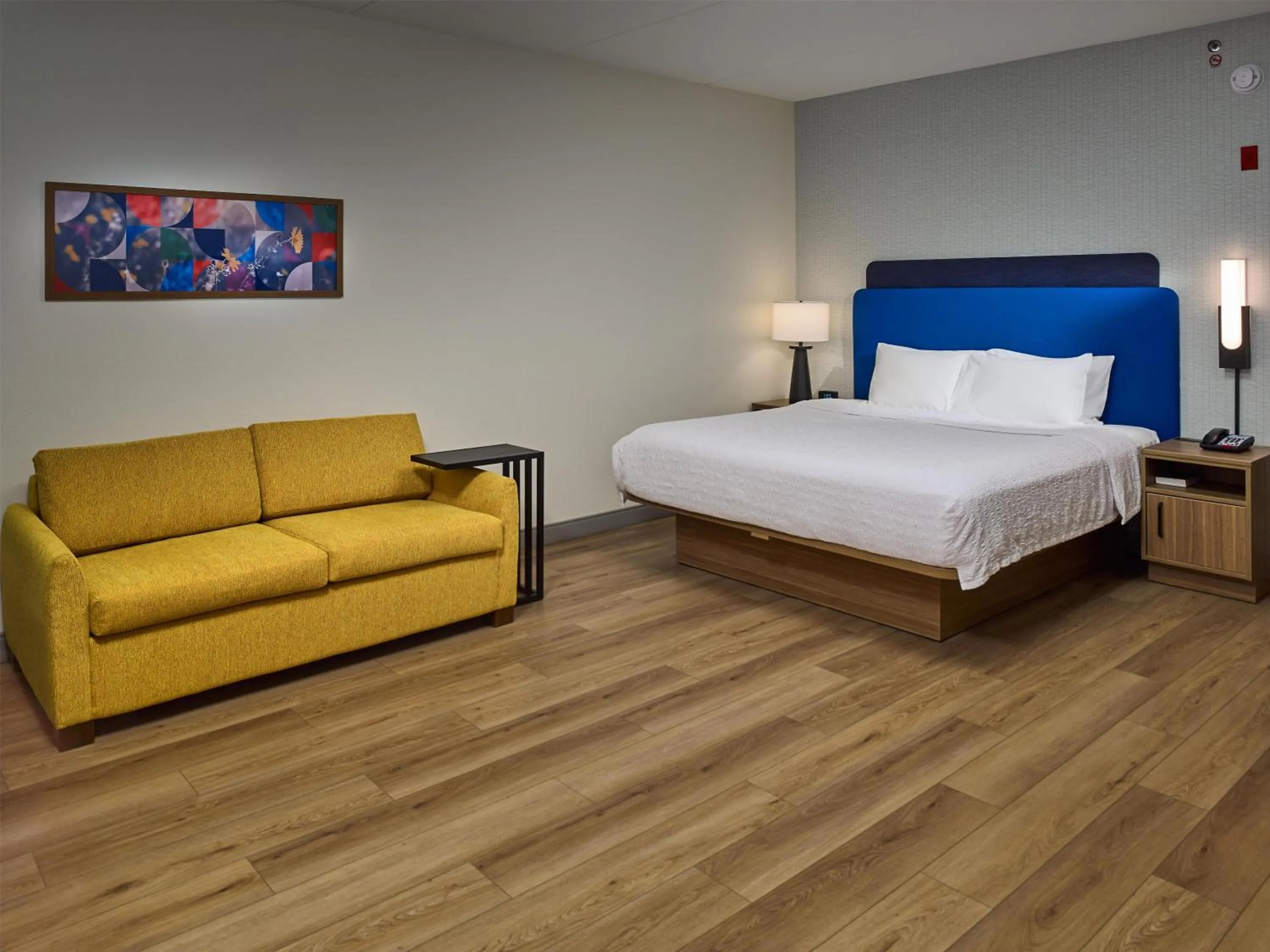 Living room, Bed in Hampton Inn Pigeon Forge