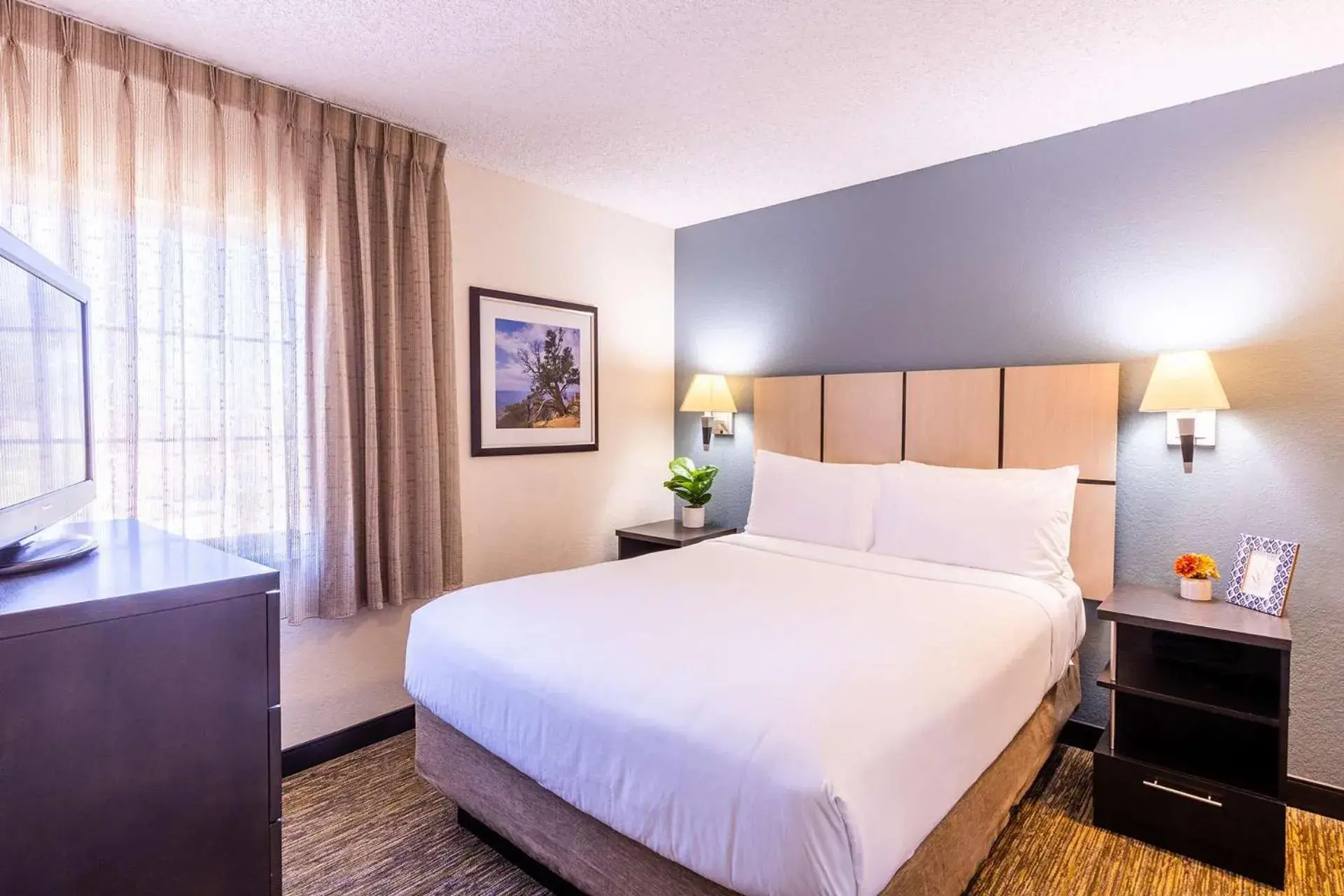 Bedroom, Bed in Sonesta Simply Suites Lansing Bedroom, Bed in Sonesta Simply Suites Lansing
