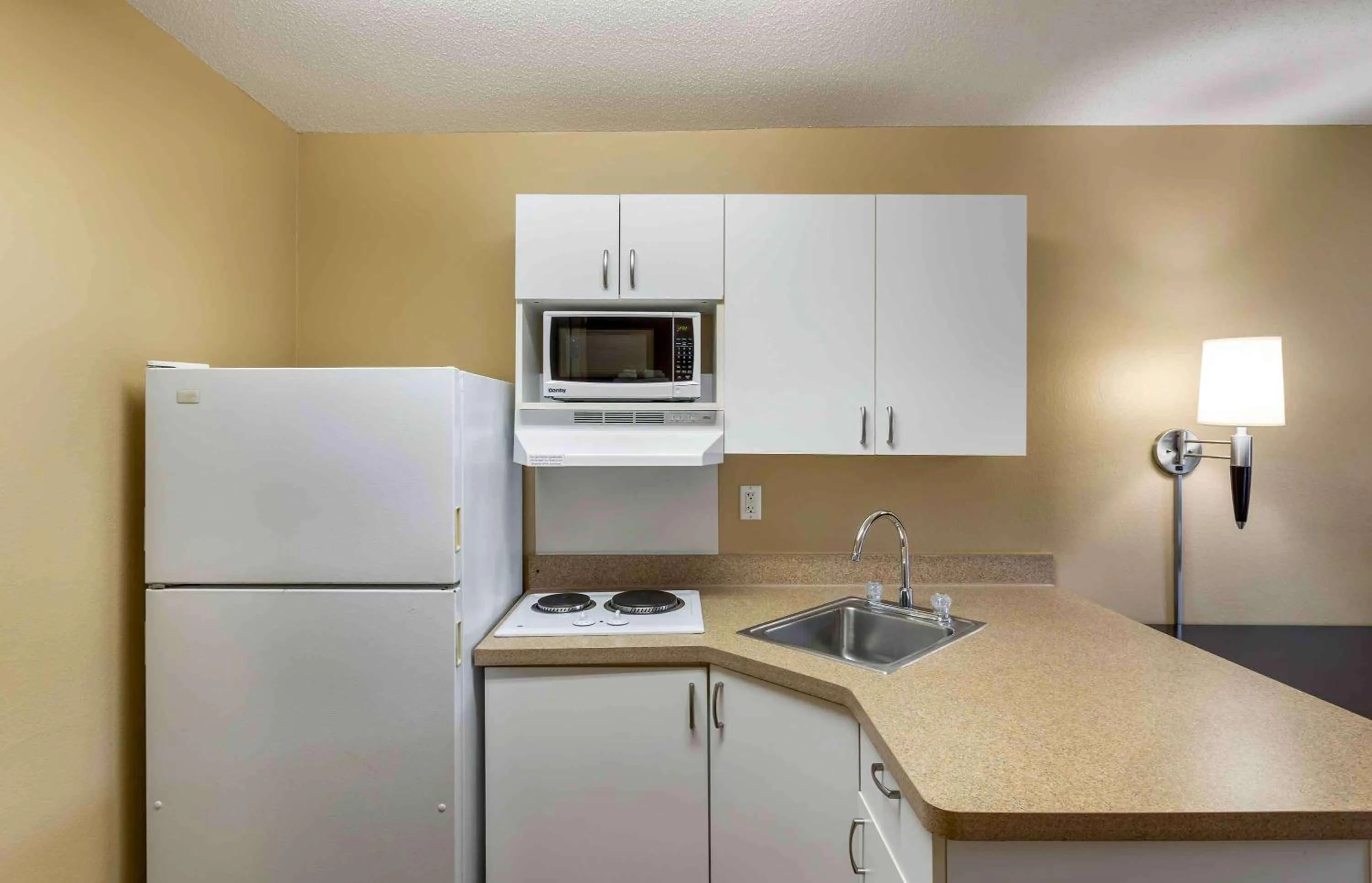 Kitchen or kitchenette in Extended Stay America Select Suites - Milwaukee - Waukesha