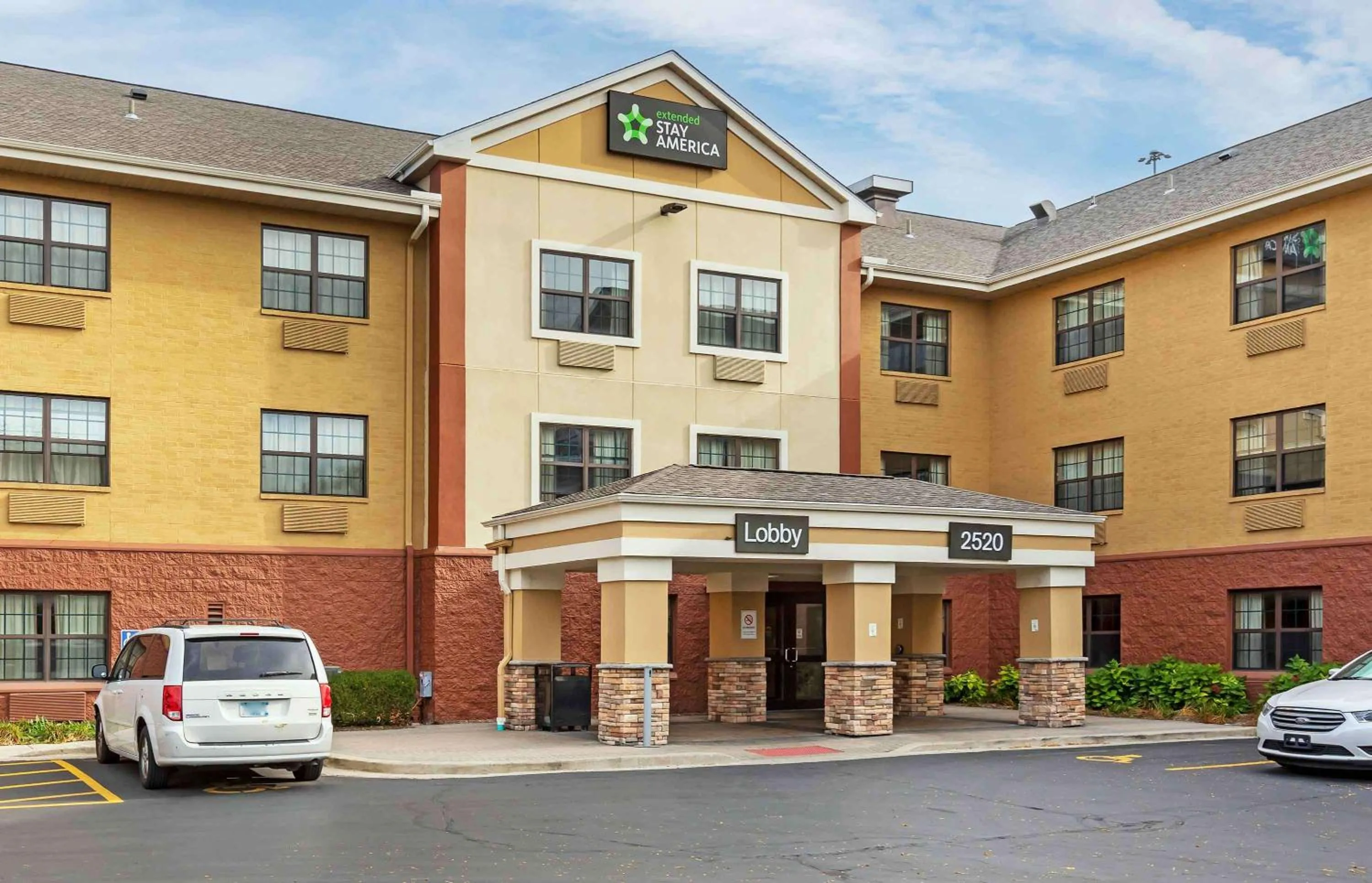 Property building in Extended Stay America Select Suites - Milwaukee - Waukesha