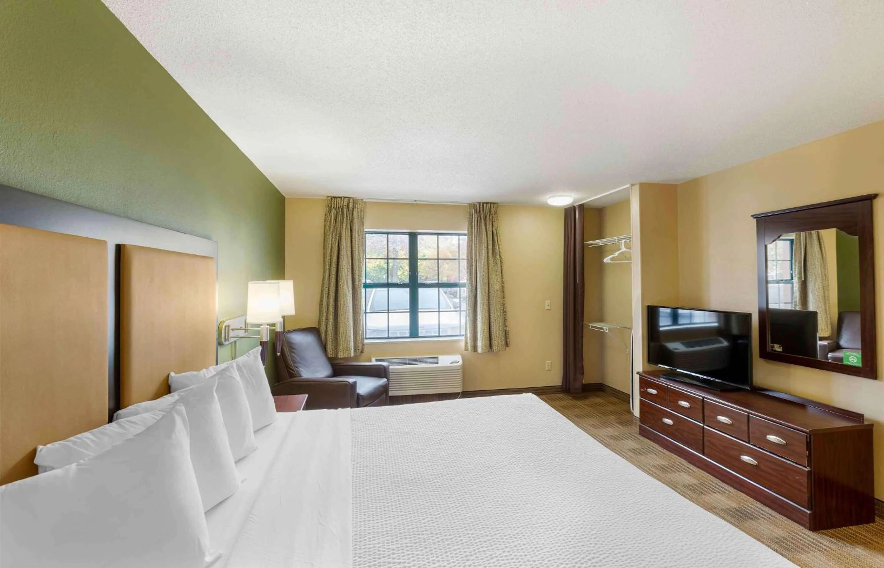 Bedroom, Bed in Extended Stay America Select Suites - Milwaukee - Waukesha