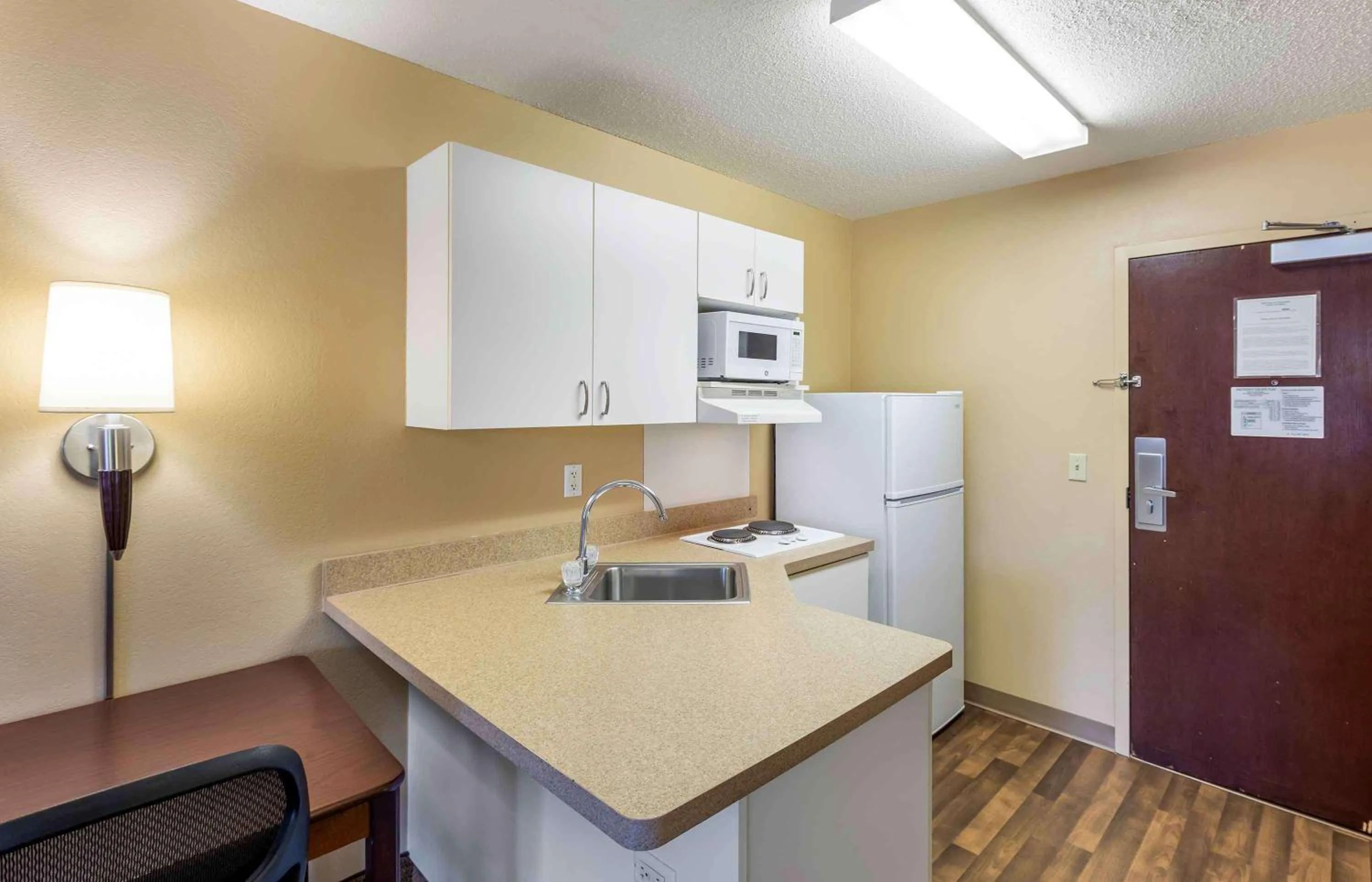 Kitchen or kitchenette in Extended Stay America Select Suites - Milwaukee - Waukesha