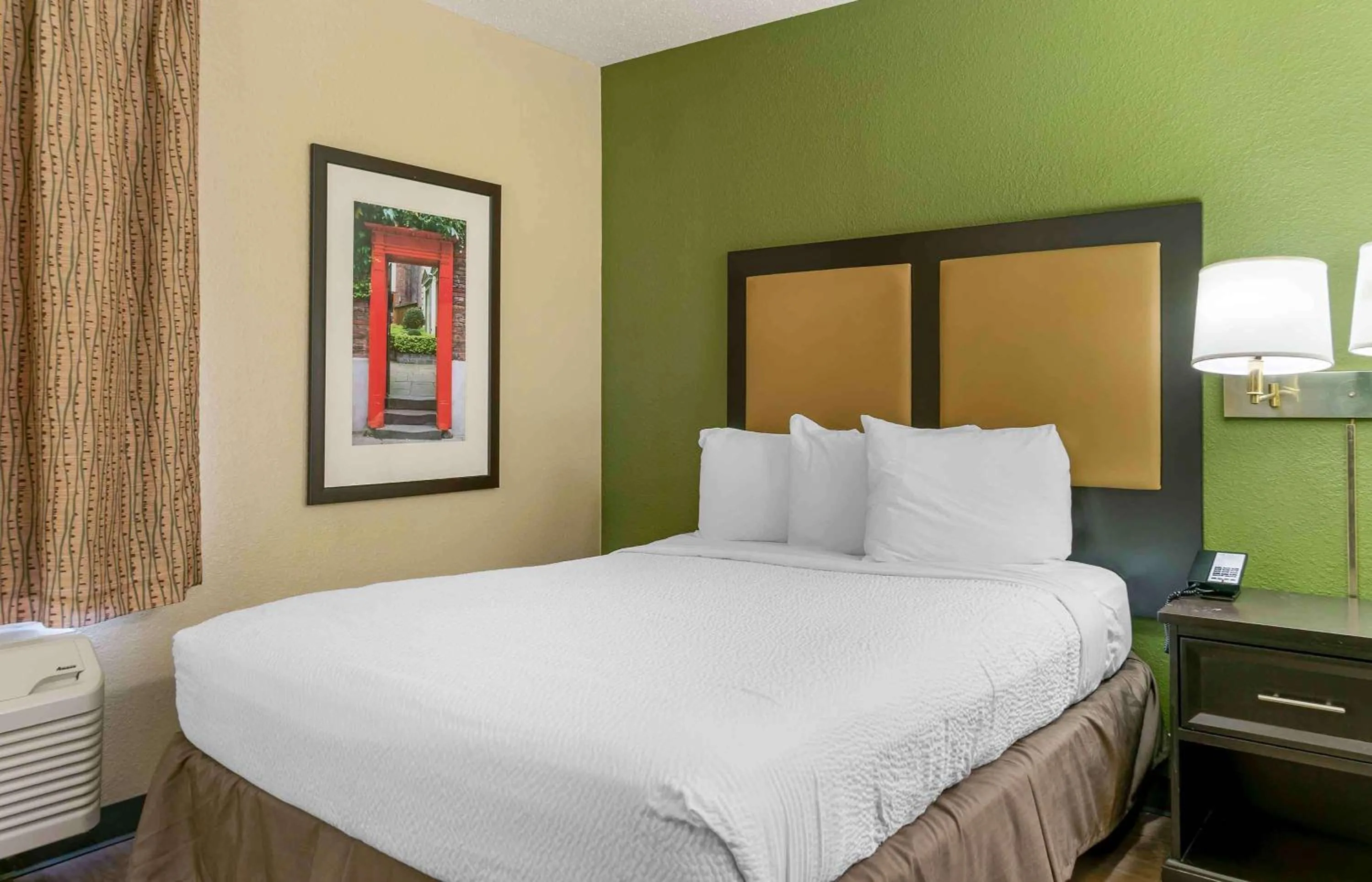 Bedroom, Bed in Extended Stay America Suites - Detroit - Madison Heights