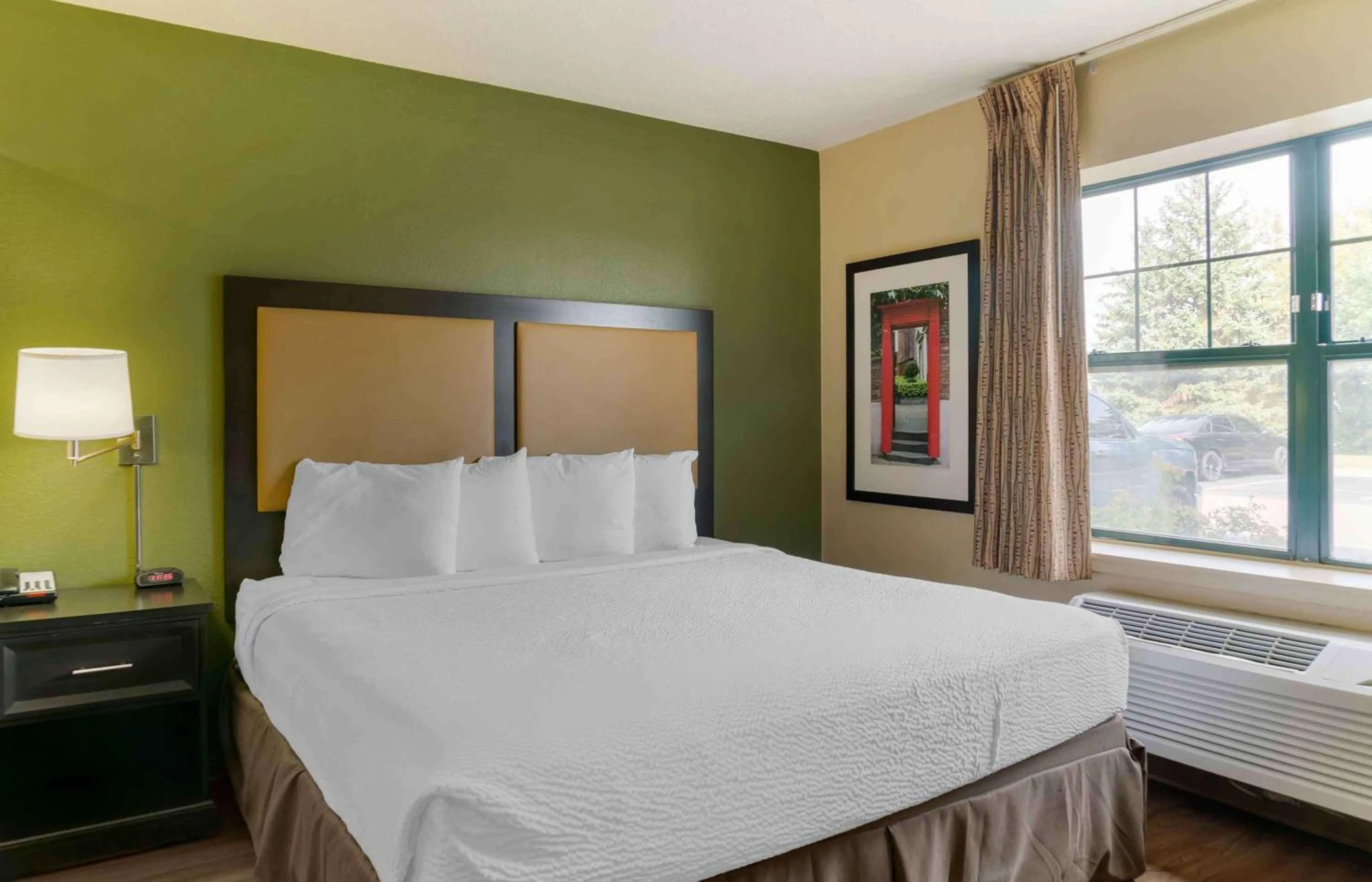 Bedroom, Bed in Extended Stay America Suites - Detroit - Madison Heights
