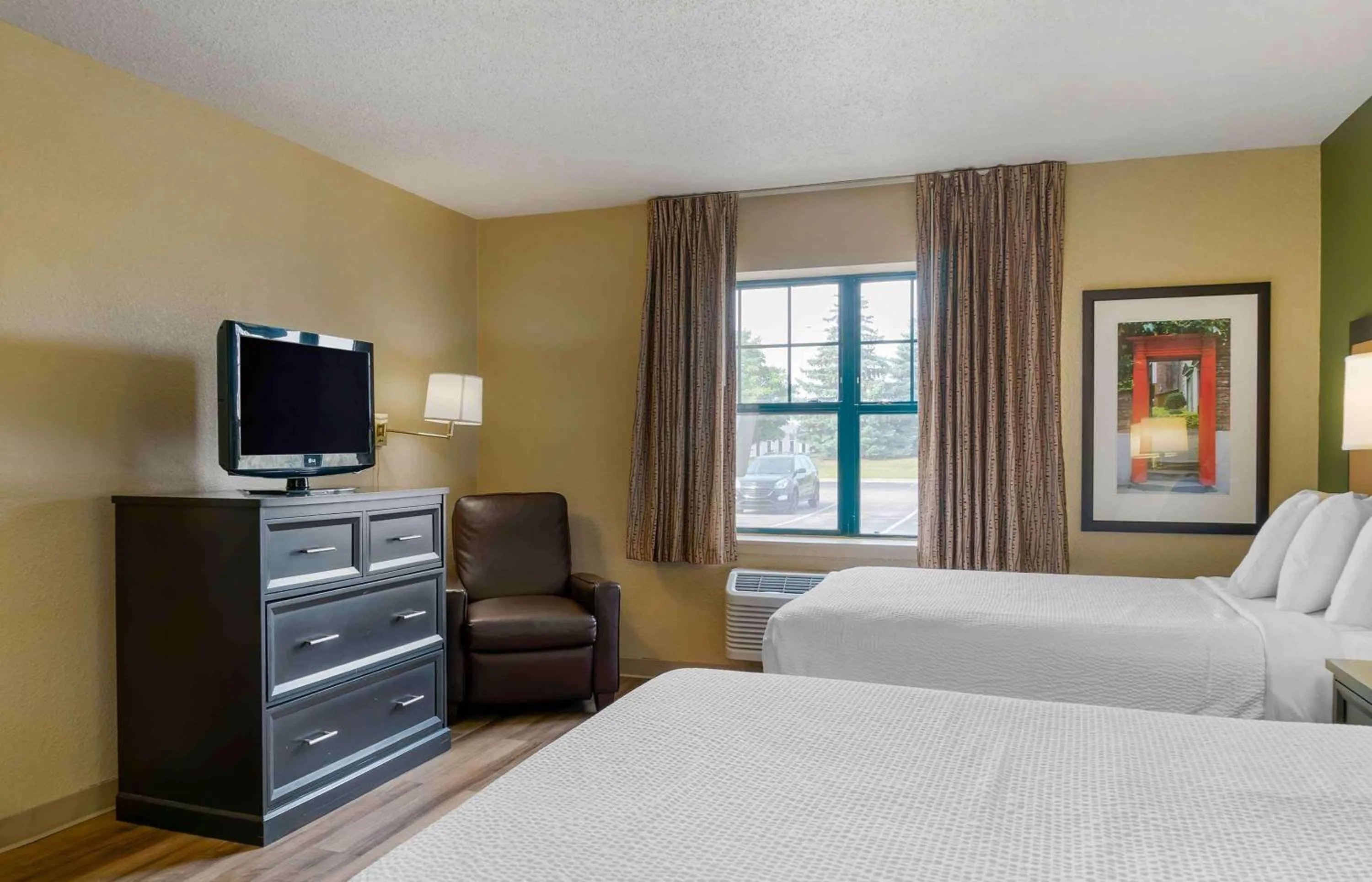 Bedroom, Bed in Extended Stay America Suites - Detroit - Madison Heights