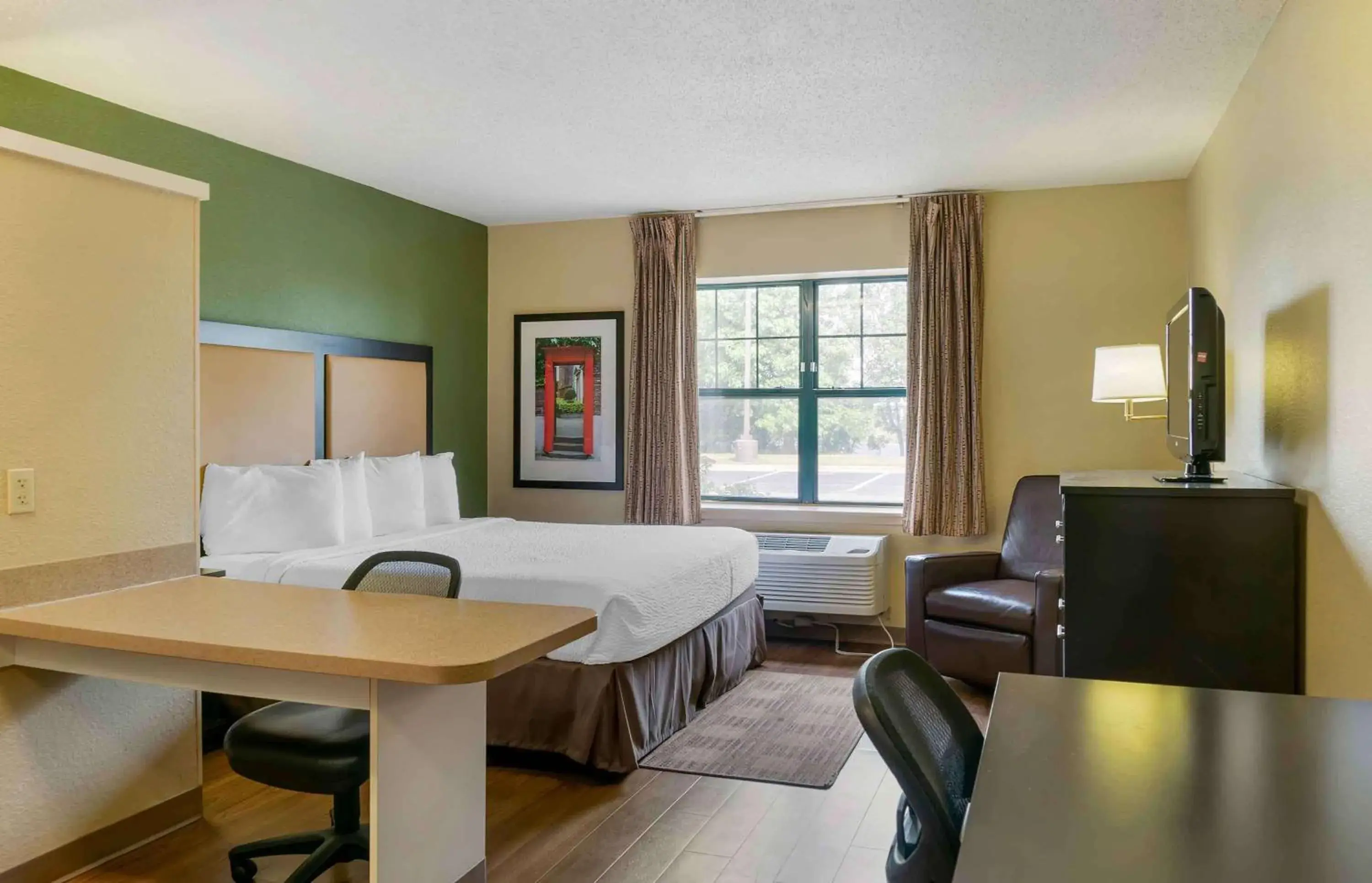 Bedroom, Bed in Extended Stay America Suites - Detroit - Madison Heights Bedroom, Bed in Extended Stay America Suites - Detroit - Madison Heights