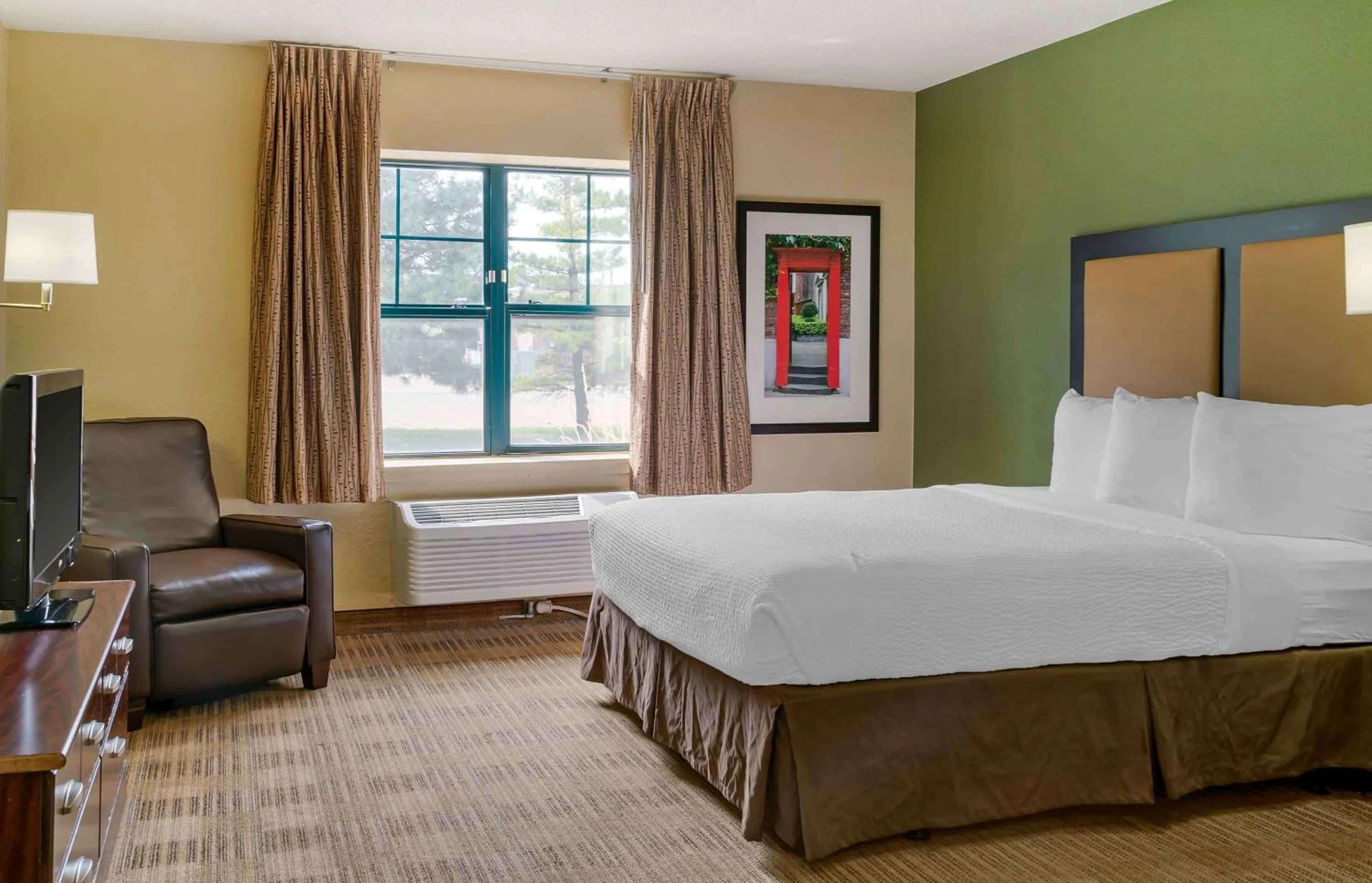 Bedroom, Bed in Extended Stay America Suites - Detroit - Madison Heights