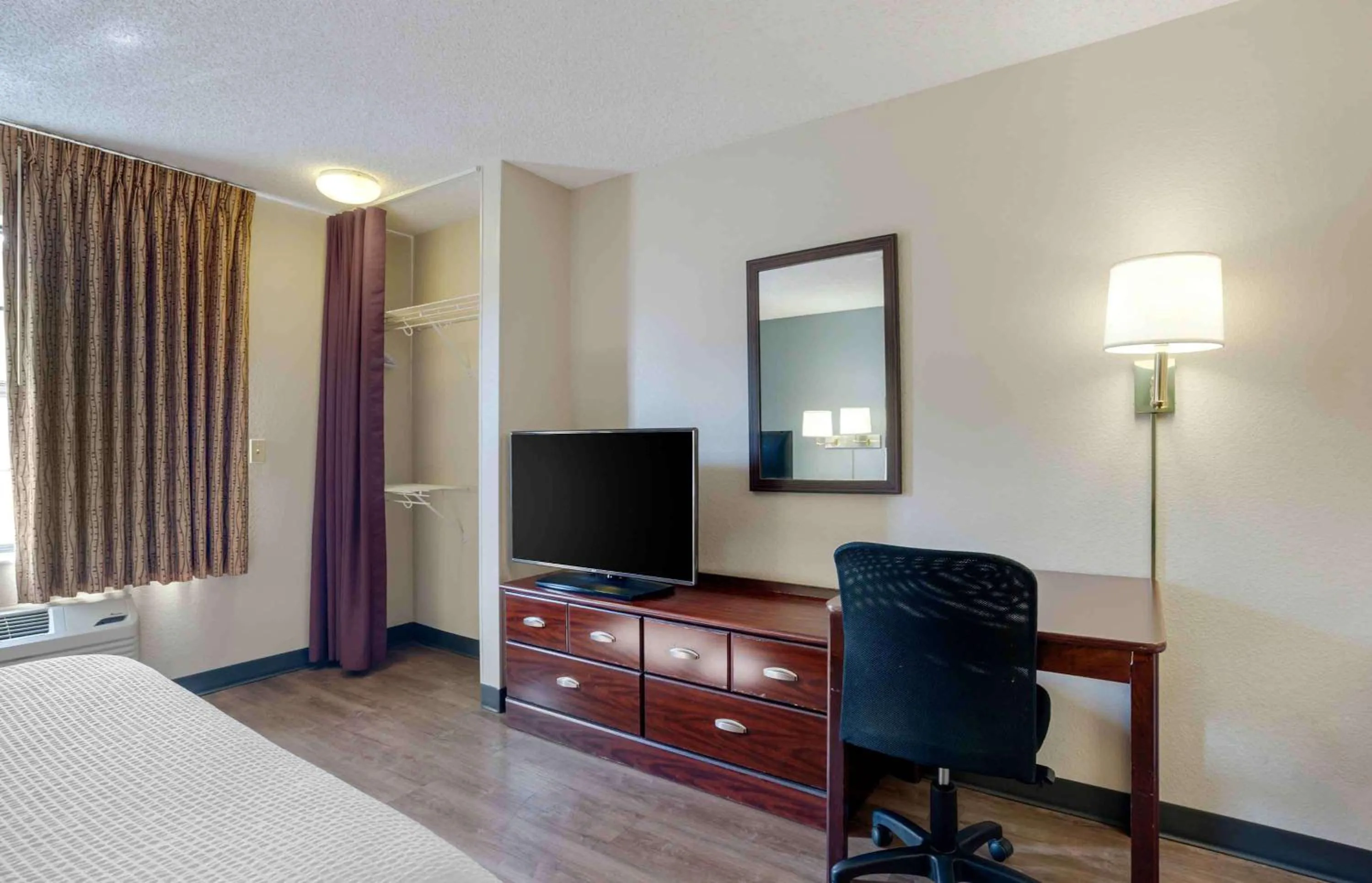 Bedroom, Bed in Extended Stay America Suites - Los Angeles - Torrance Blvd