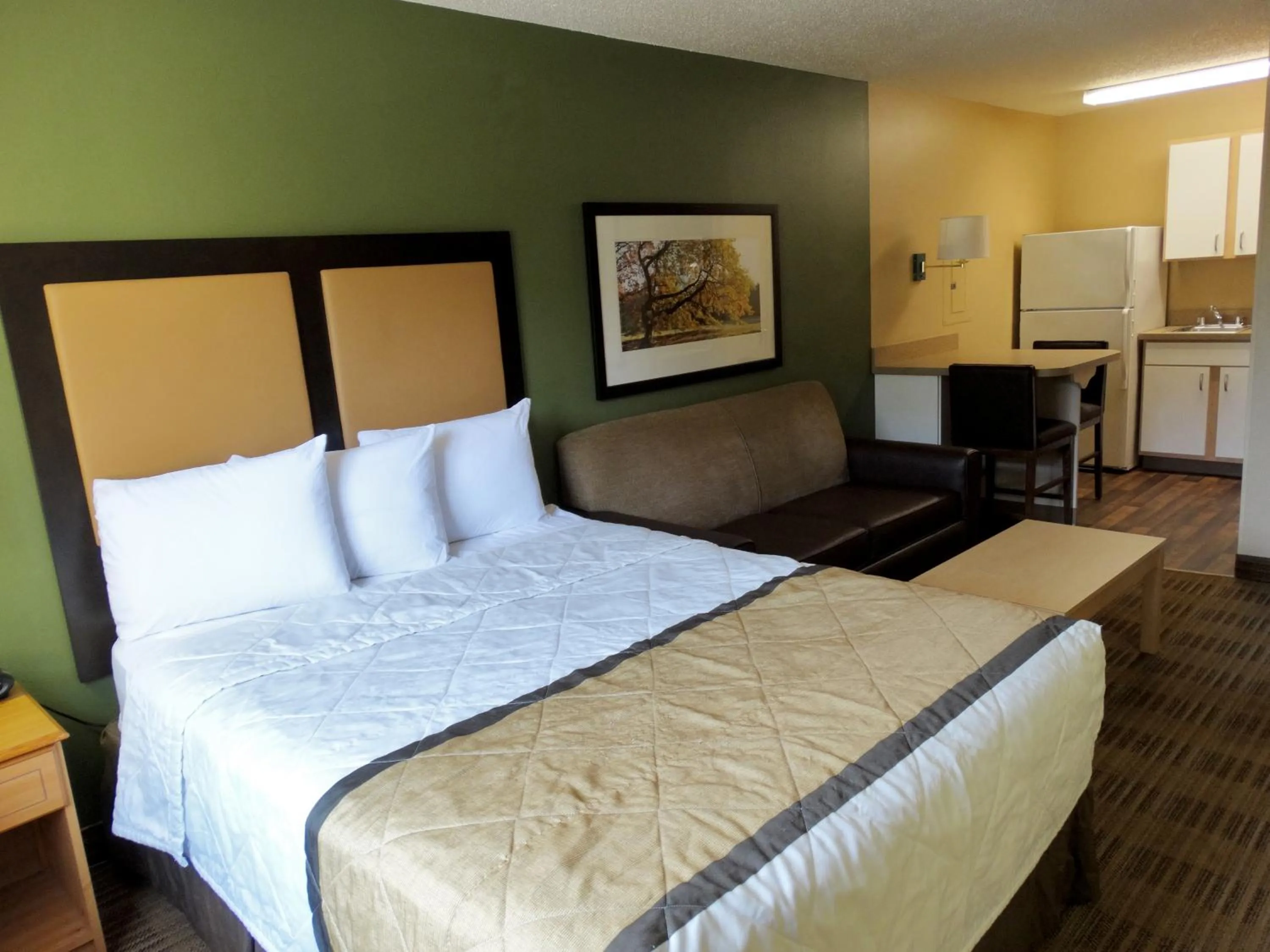 Bed in Extended Stay America Suites - Raleigh - North Raleigh - Wake Forest Road