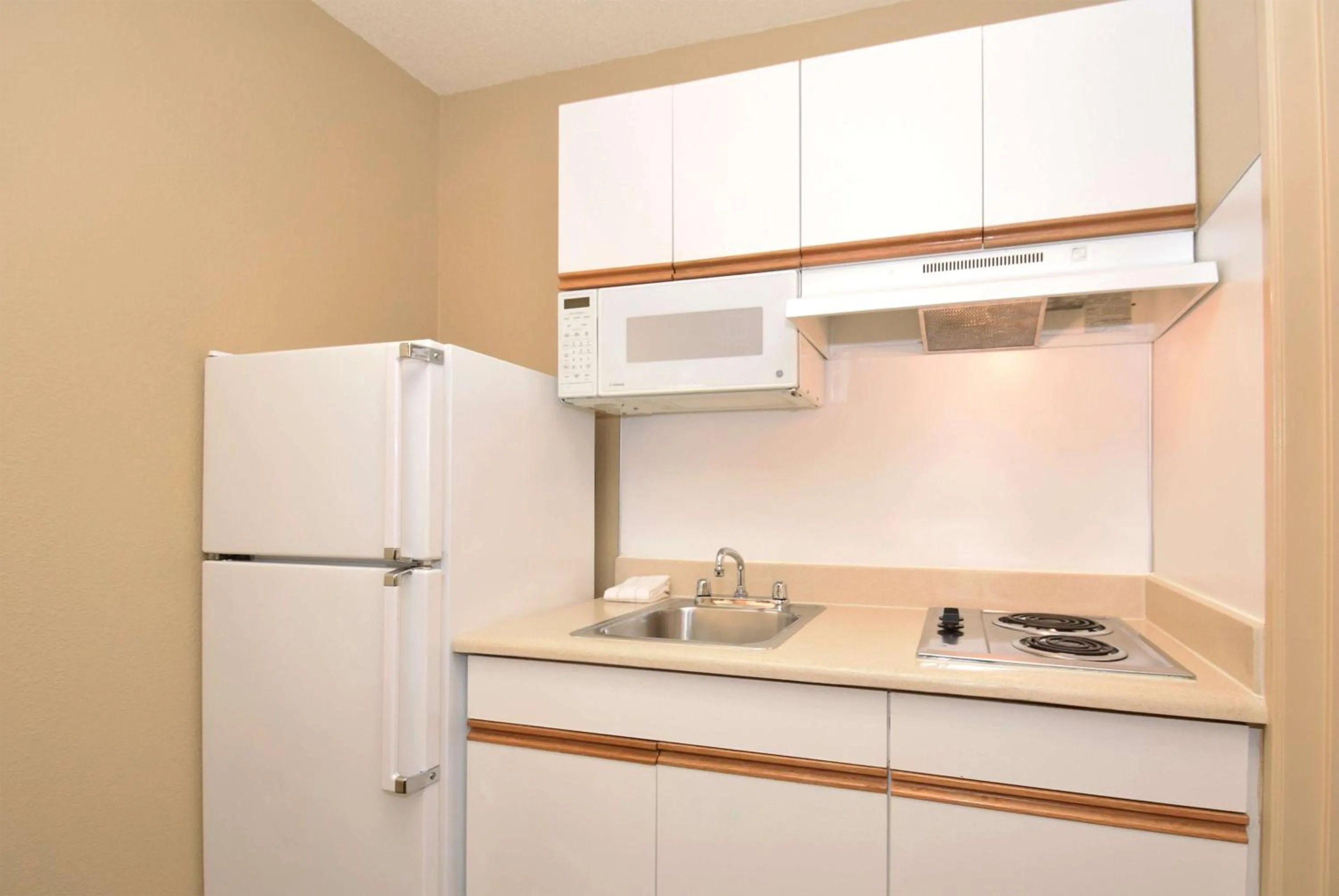 Kitchen or kitchenette, Kitchen/Kitchenette in Extended Stay America Suites - Raleigh - North Raleigh - Wake Forest Road