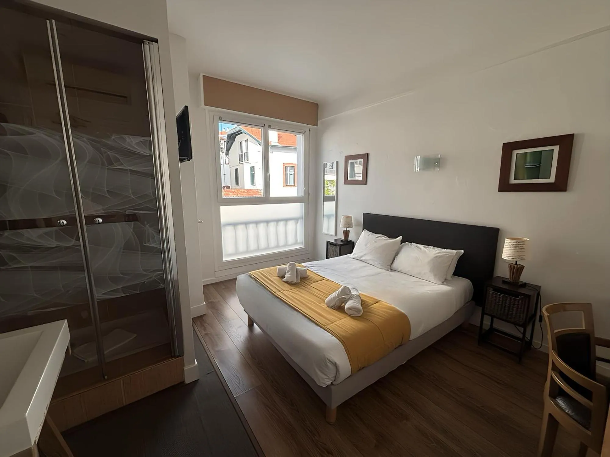 Photo of the whole room, Bed in Mosaik hotel