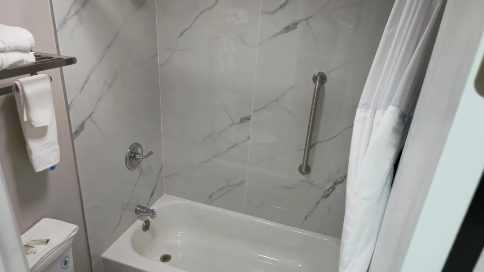 Bath in Days Inn by Wyndham Paducah I-24 Exit 4