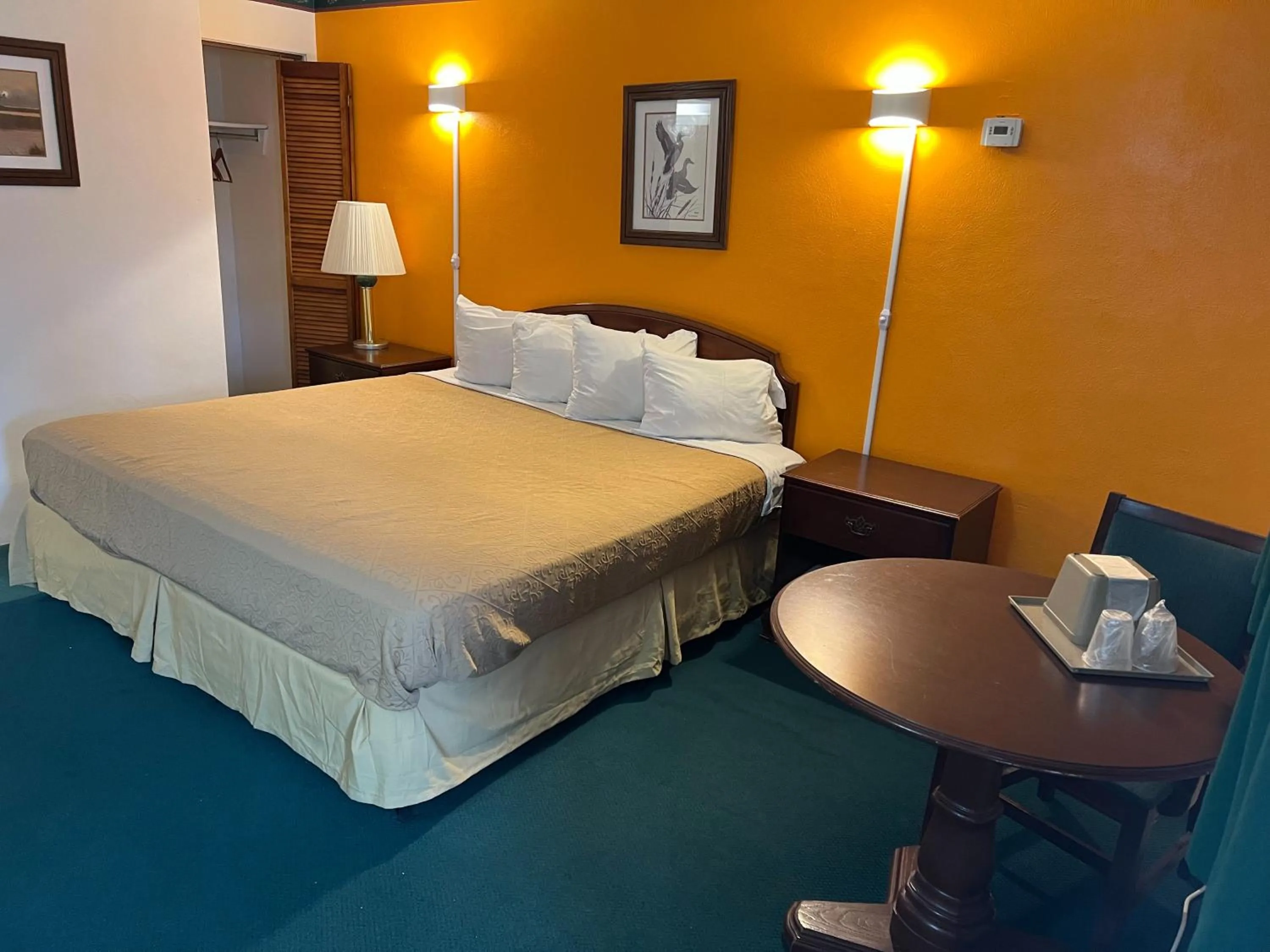 Bed in Sunrise Motel