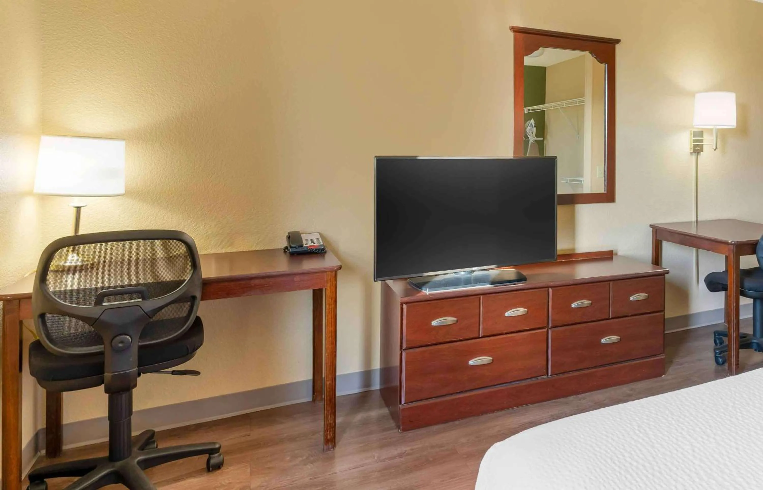 Bedroom, Bed in Extended Stay America Suites - Dublin - Hacienda Dr