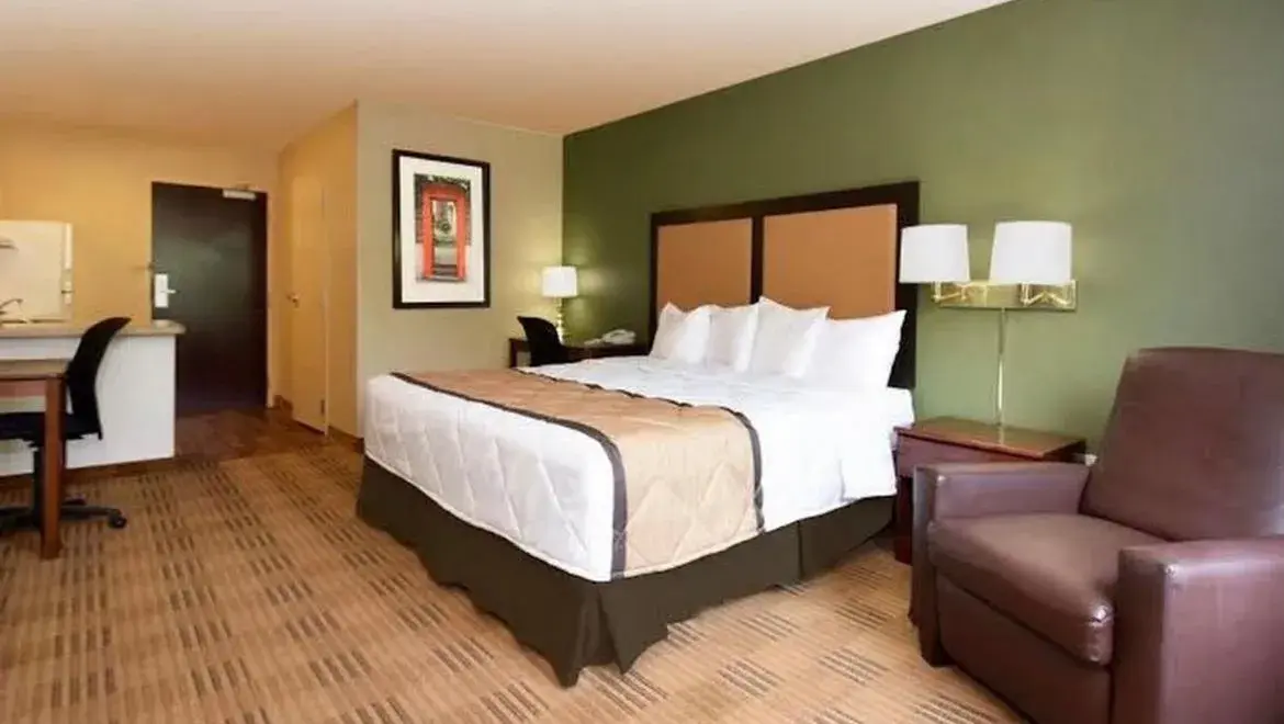 Bedroom, Bed in Extended Stay America Suites - Chicago - Hillside