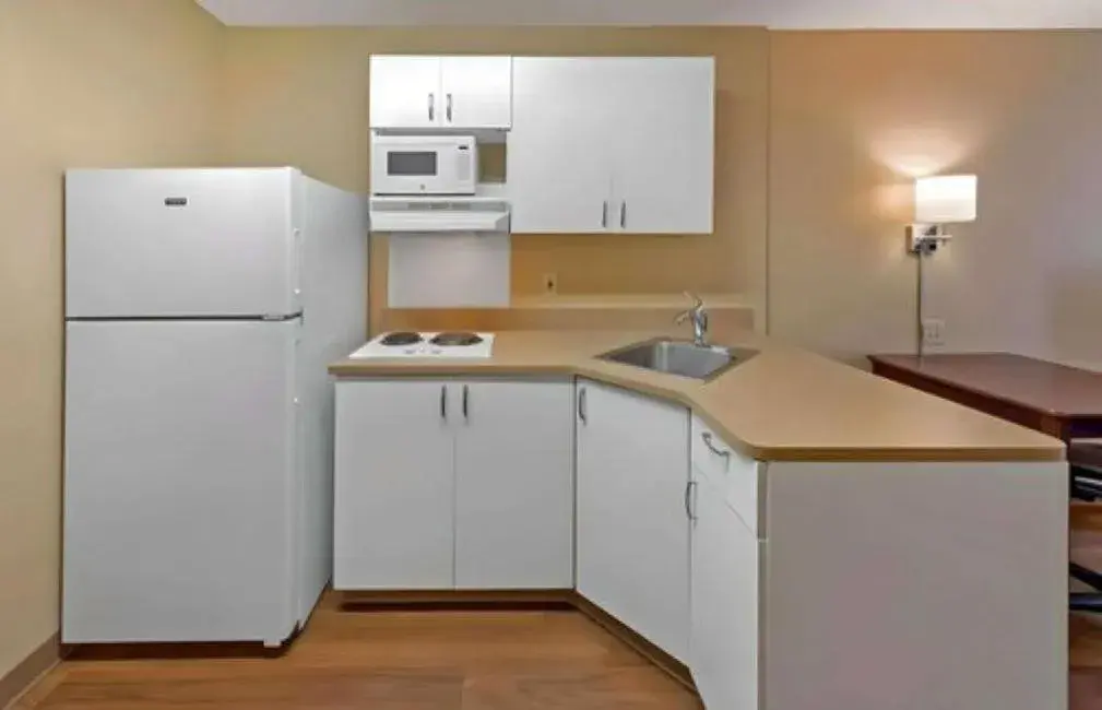 Kitchen/Kitchenette in Extended Stay America Suites - Chicago - Hillside