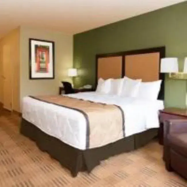 Bed in Extended Stay America Suites - Chicago - Hillside