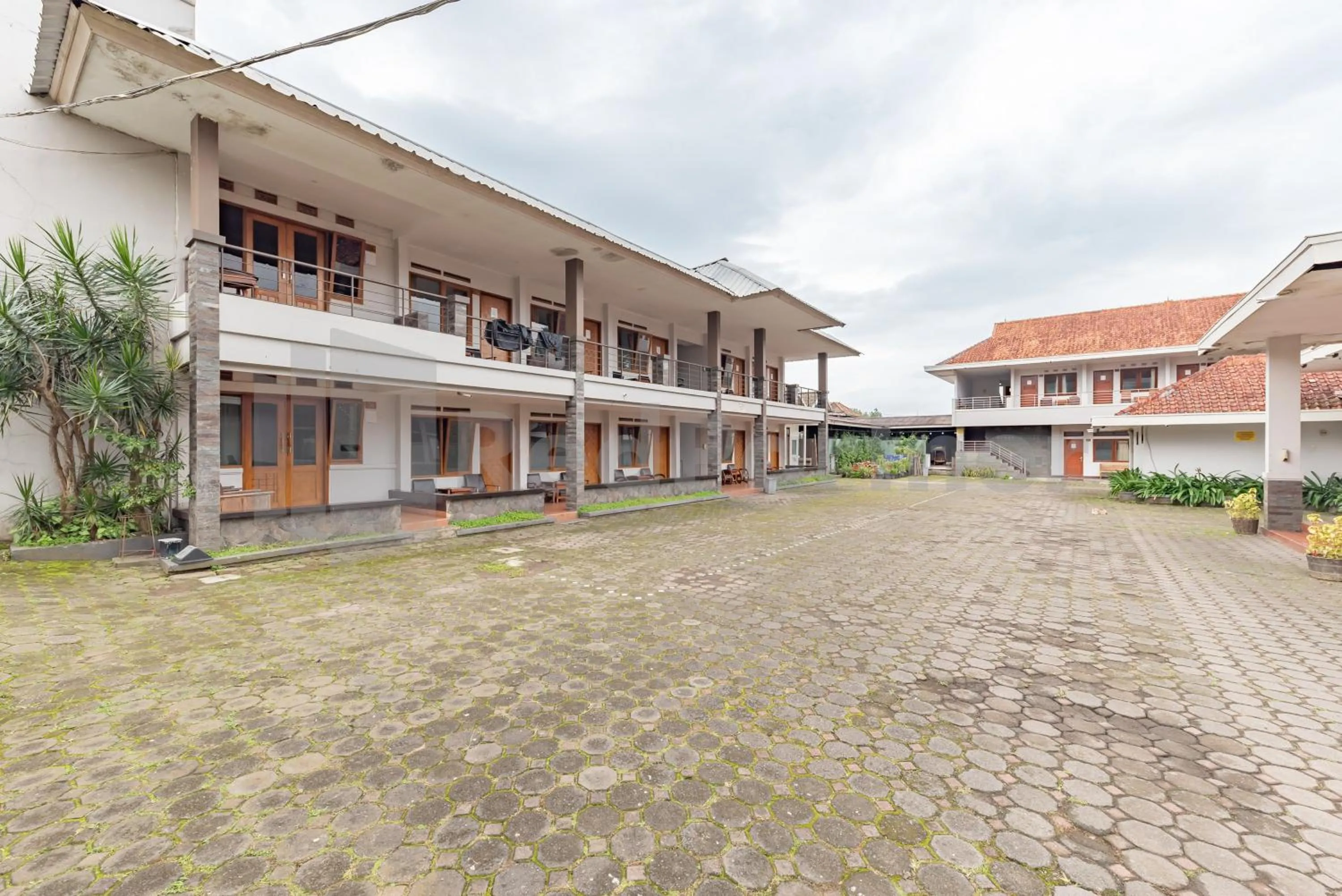 Facade/entrance in Yehezkiel Hotel Lembang Mitra RedDoorz