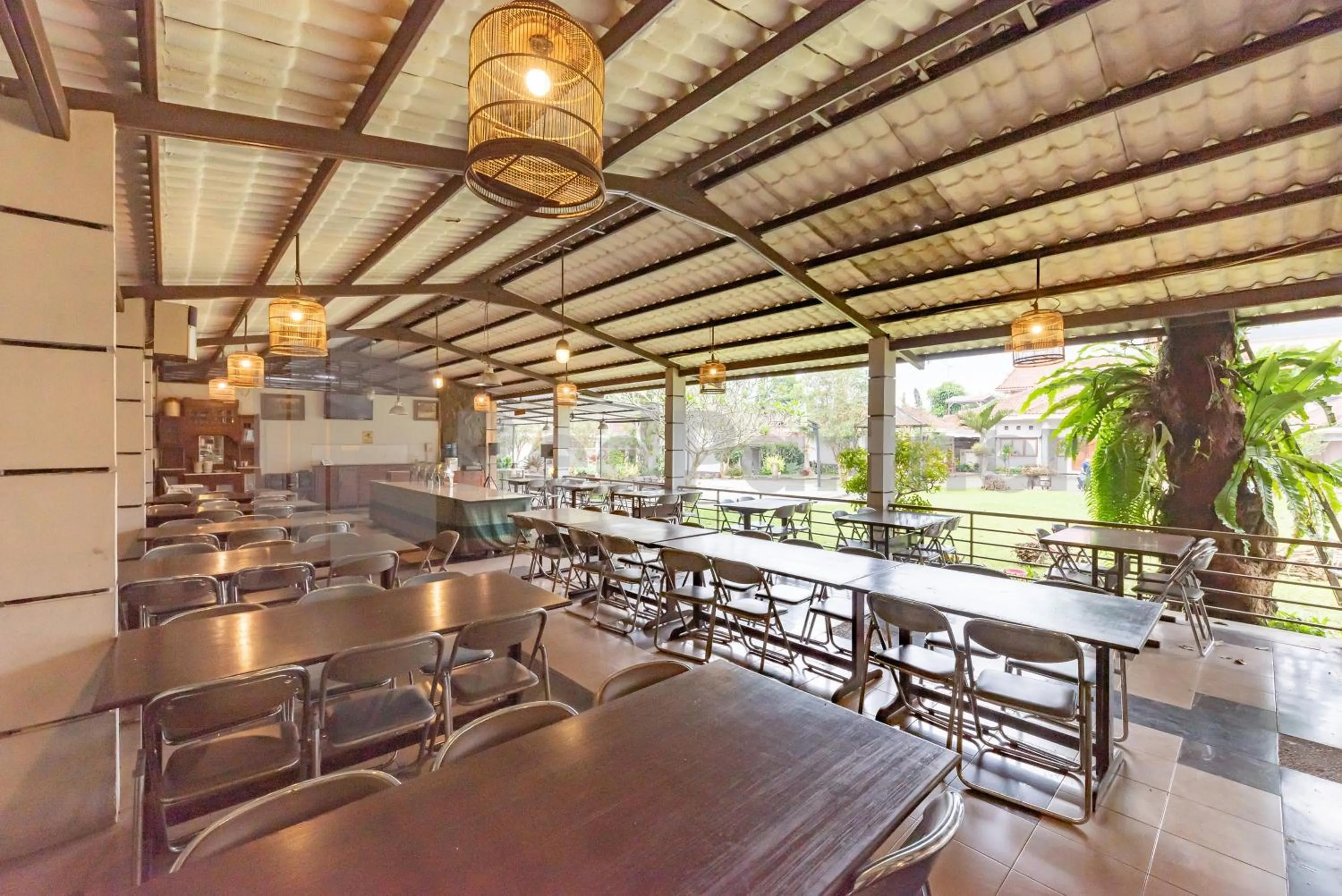 Restaurant/places to eat in Yehezkiel Hotel Lembang Mitra RedDoorz