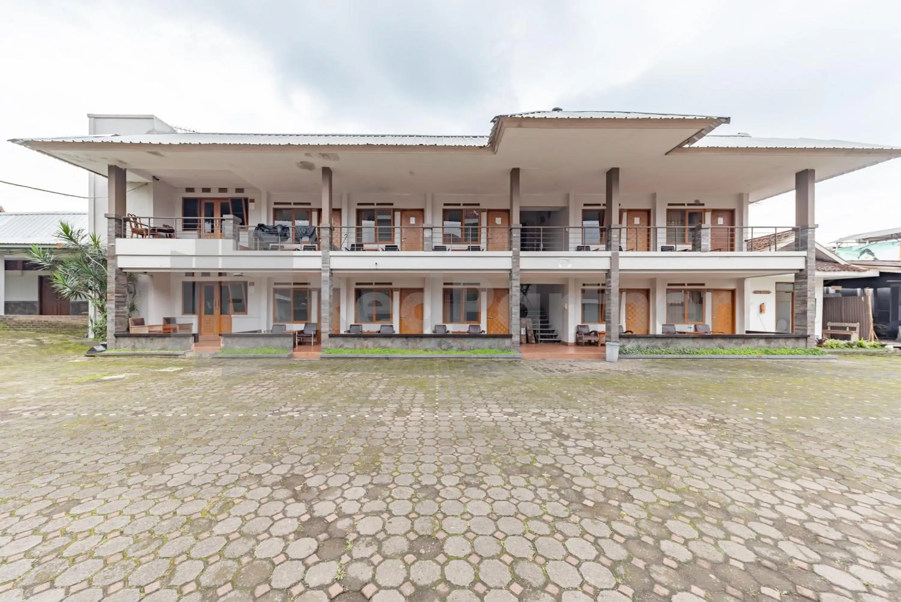 Facade/entrance in Yehezkiel Hotel Lembang Mitra RedDoorz Facade/entrance in Yehezkiel Hotel Lembang Mitra RedDoorz