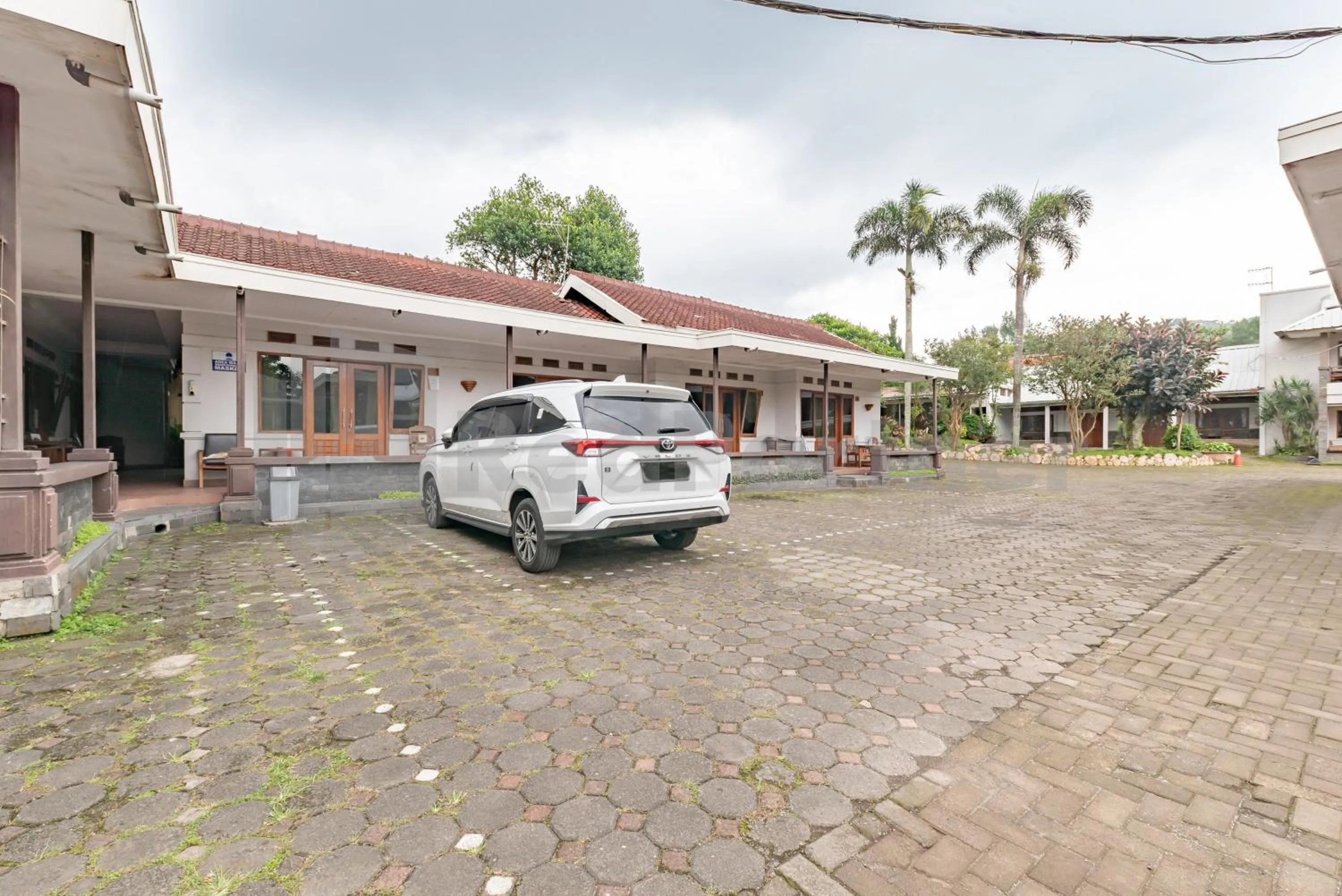 Parking in Yehezkiel Hotel Lembang Mitra RedDoorz