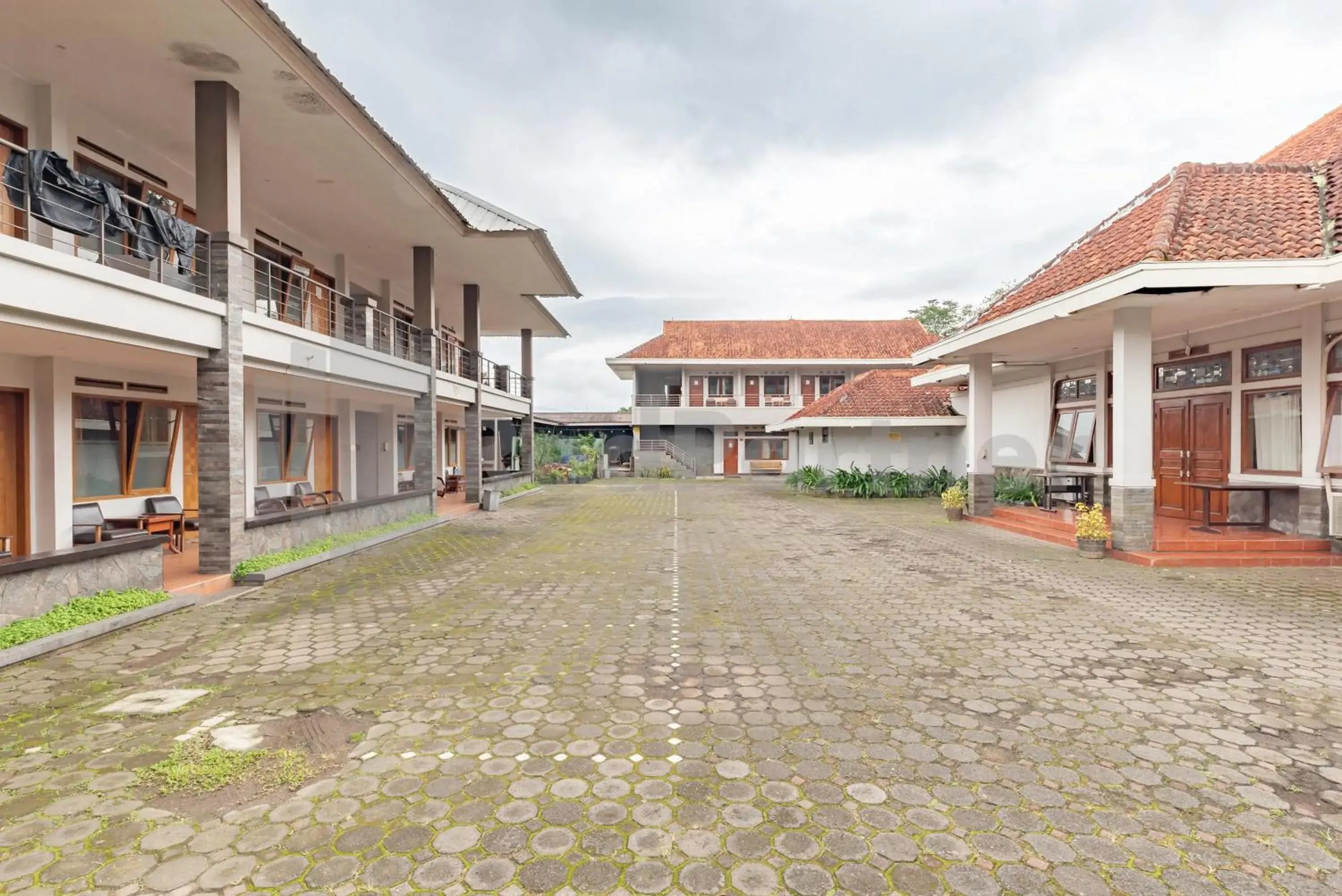 Facade/entrance in Yehezkiel Hotel Lembang Mitra RedDoorz Facade/entrance in Yehezkiel Hotel Lembang Mitra RedDoorz