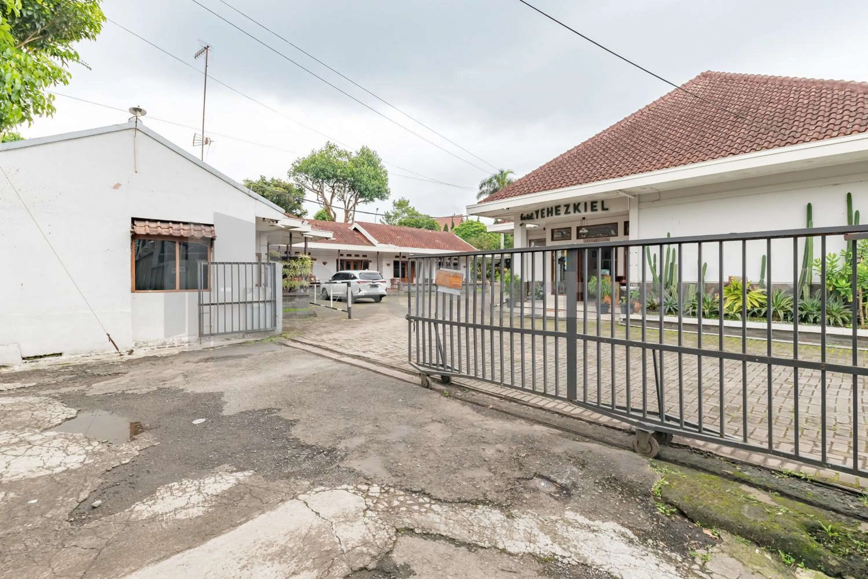 Facade/entrance in Yehezkiel Hotel Lembang Mitra RedDoorz