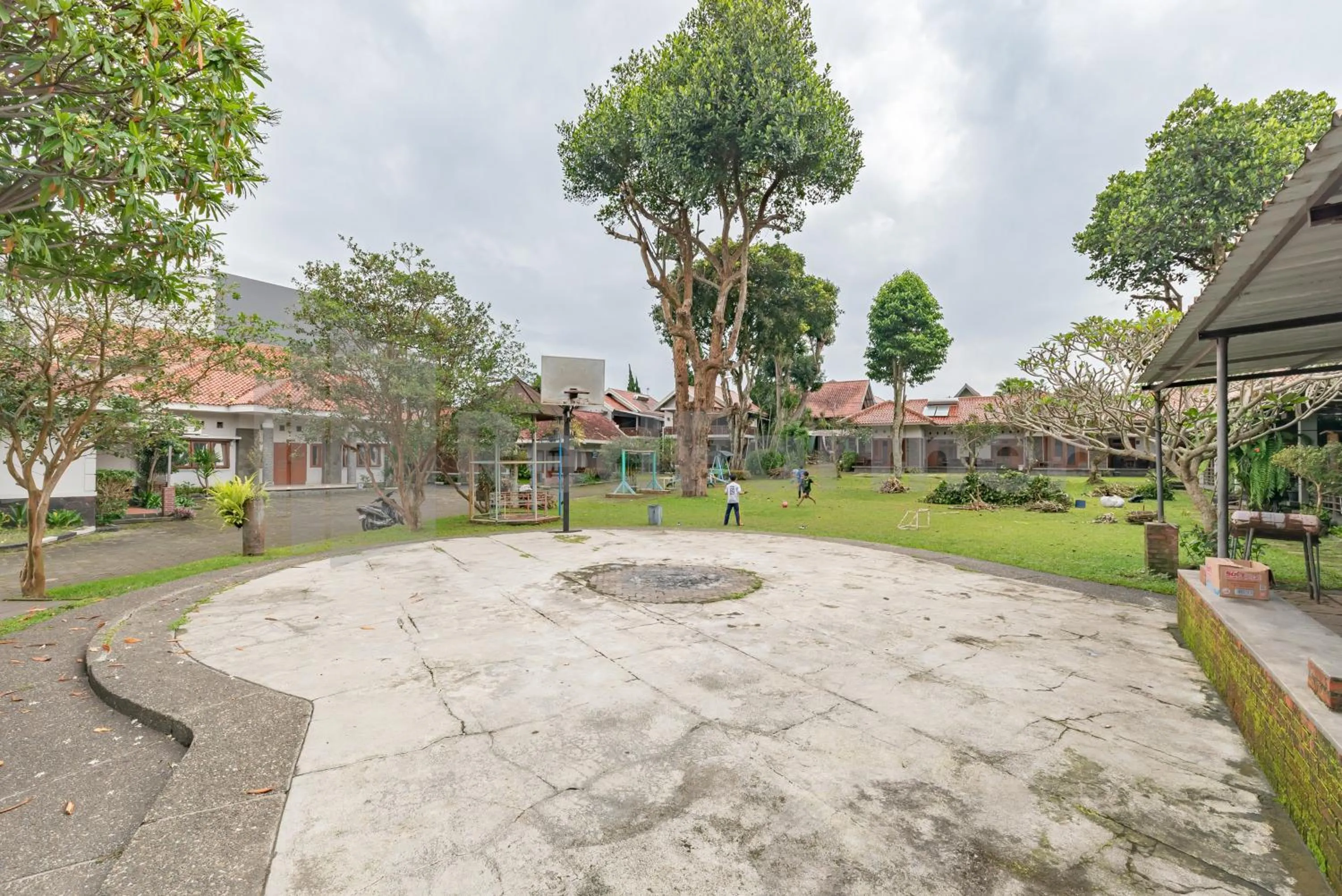 Children play ground in Yehezkiel Hotel Lembang Mitra RedDoorz